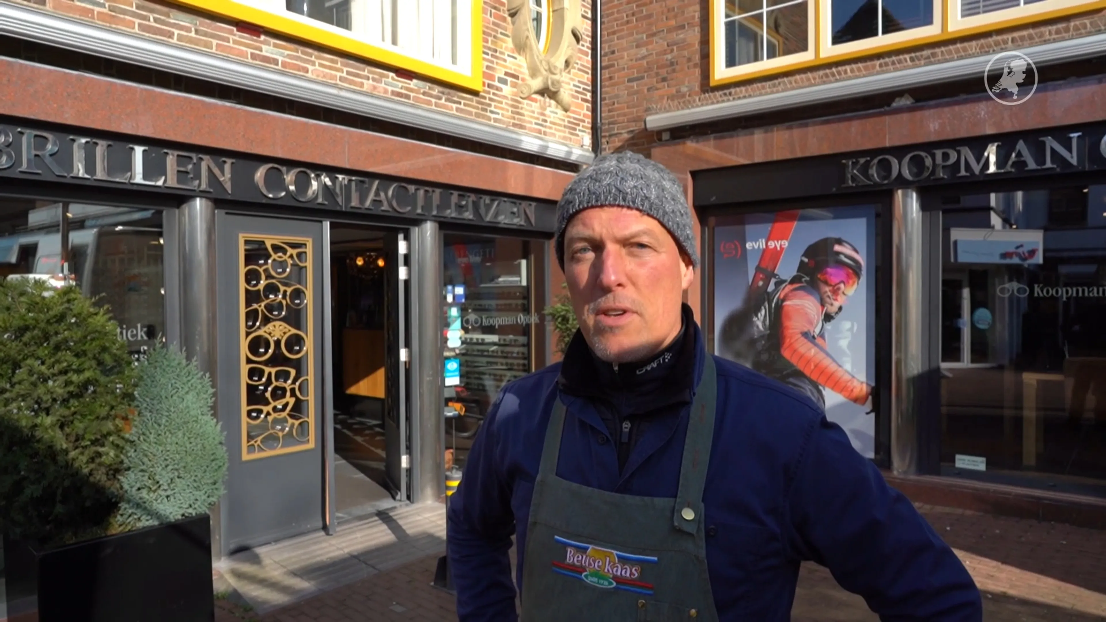 Kaasboer Frans probeert overvallers brillenwinkel in kraag te vatten