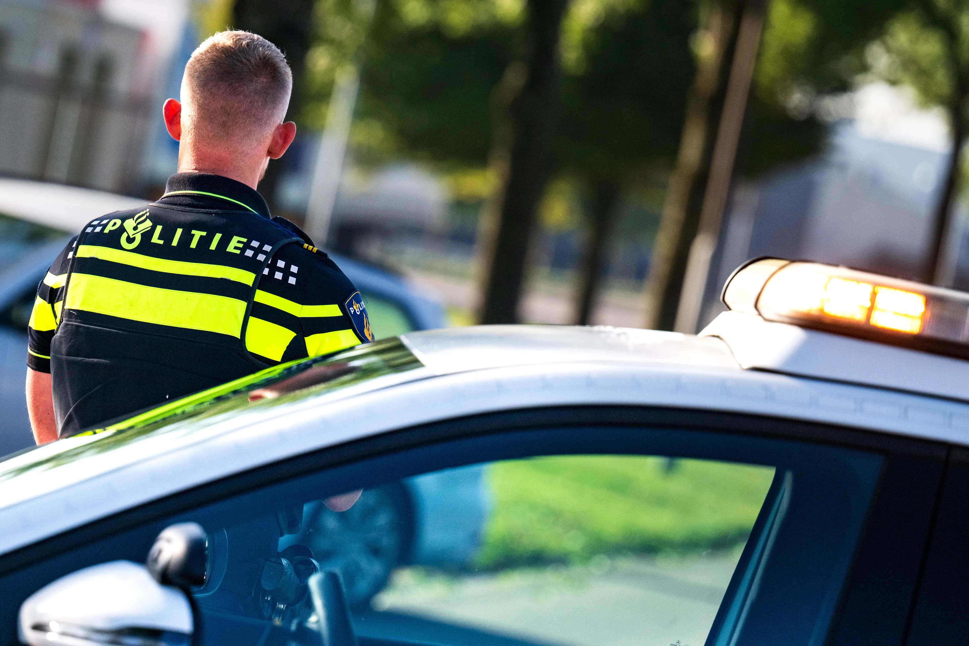 Scooterrijder (18) rijdt op man (70) in na opmerking over gevaarlijke stunt