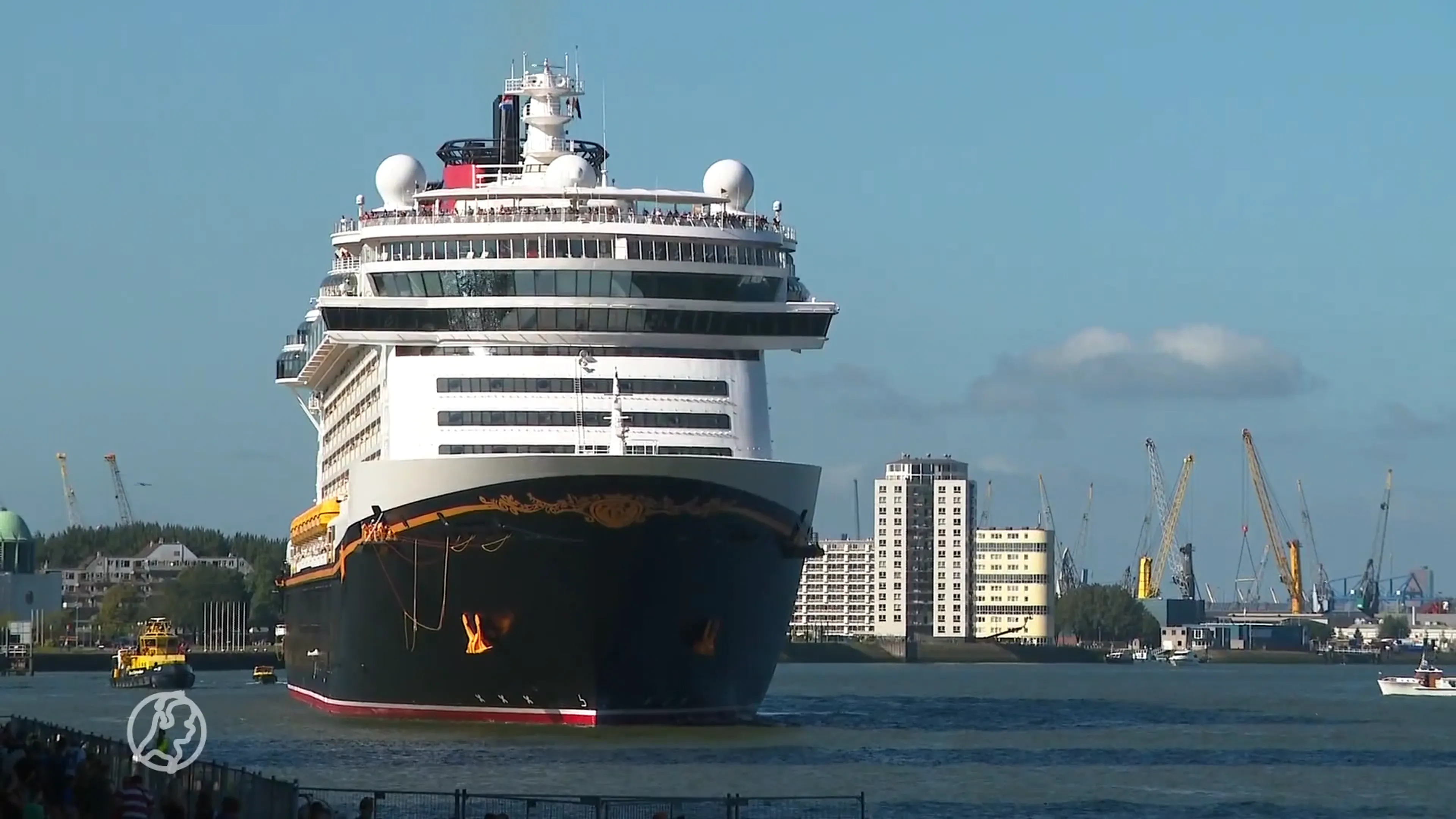 ZIEN: Tientallen mensen zien Disney cruiseschip aanmeren in Rotterdam