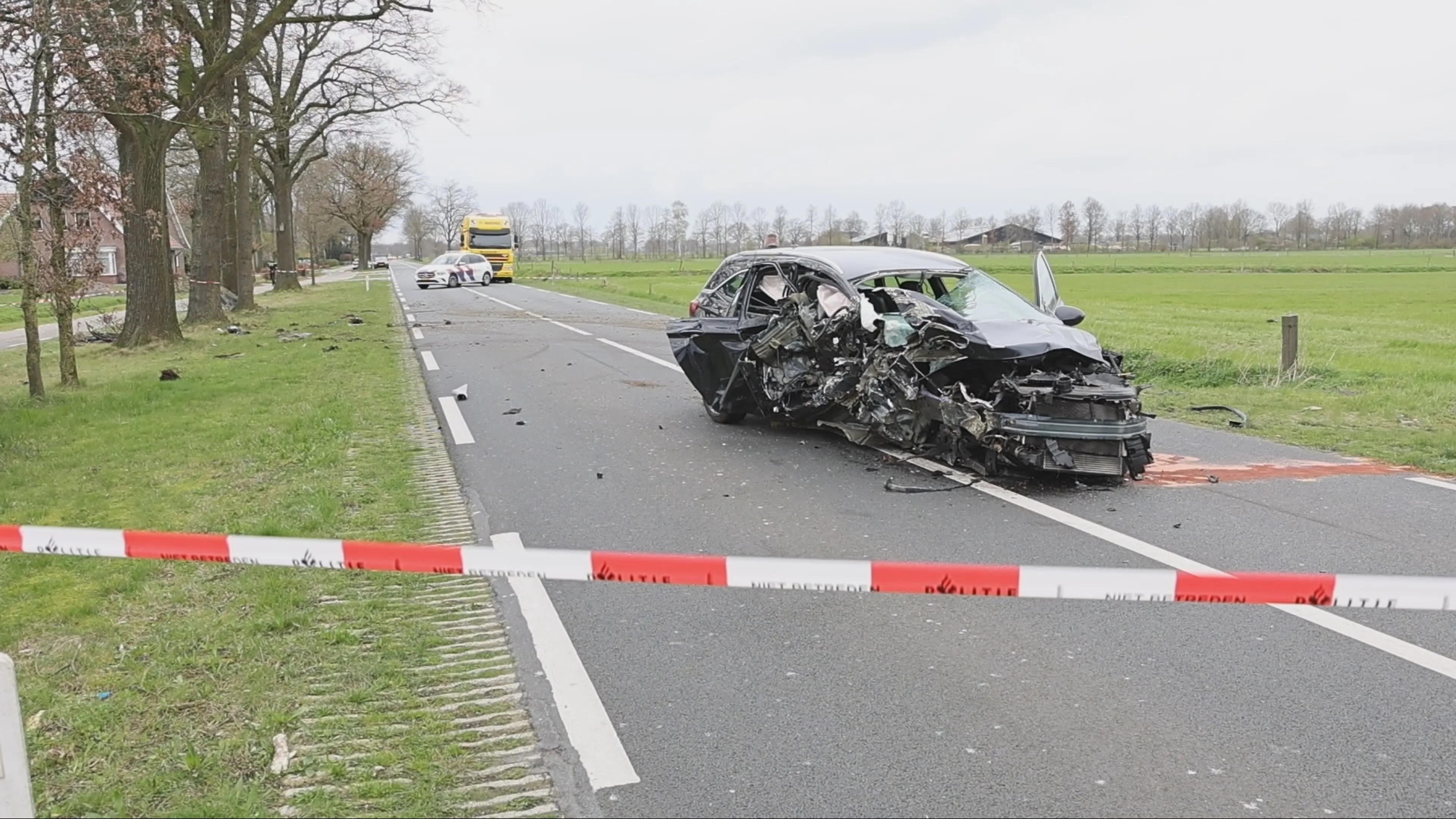 Automobilist gewond na flinke crash tegen boom in Geesteren