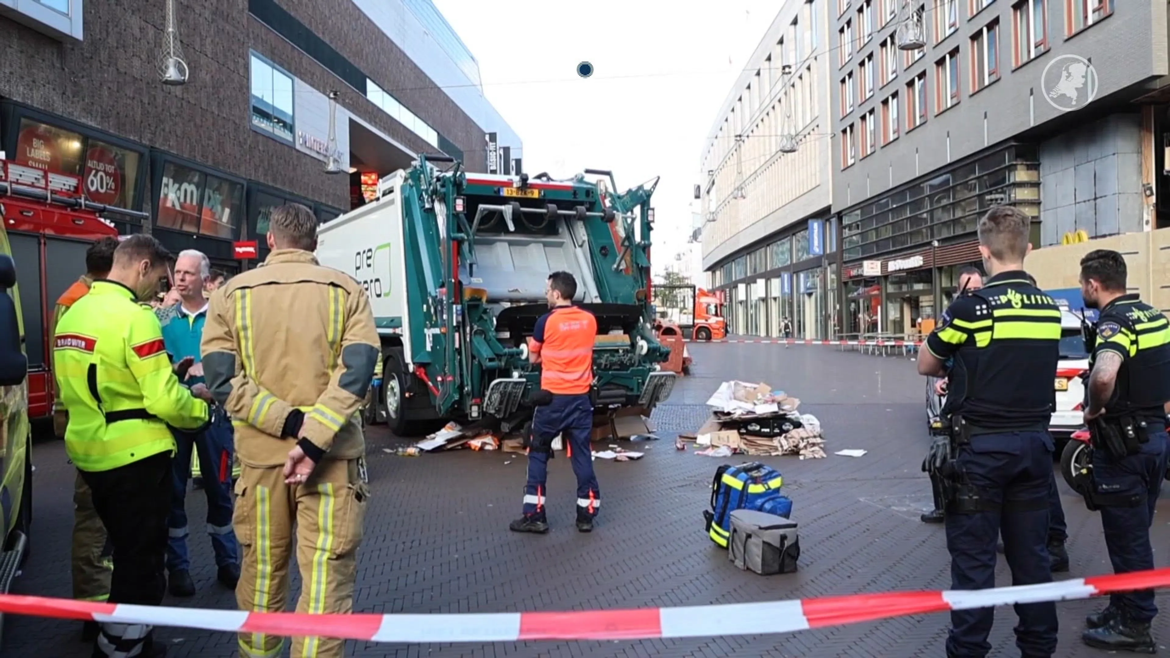 Man slaapt in papiercontainer in Den Haag, vuilnismannen nemen hem mee