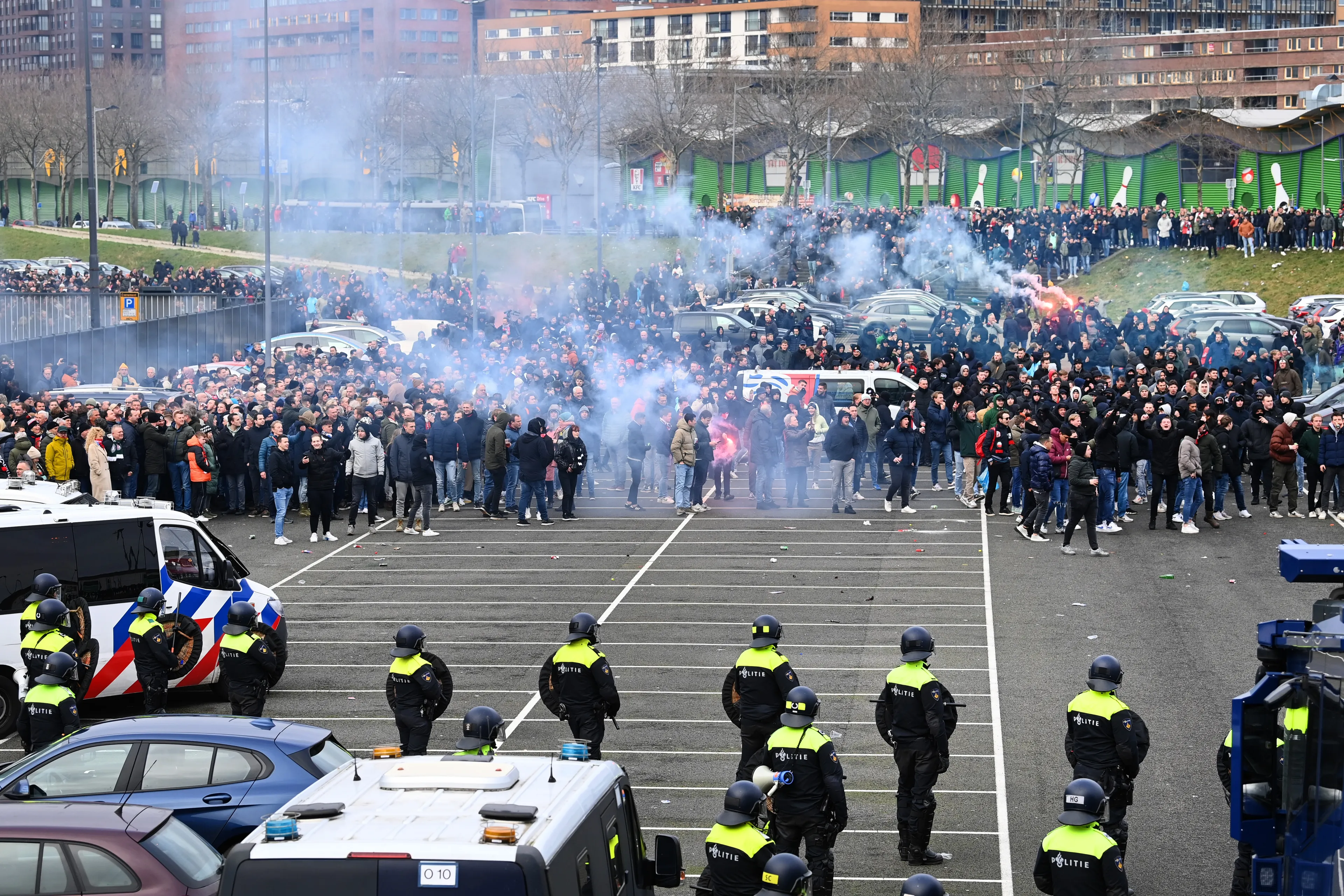 Opstootjes voorafgaand aan Feyenoord - Ajax: zeven aanhoudingen en politie-inzet met waterkanon