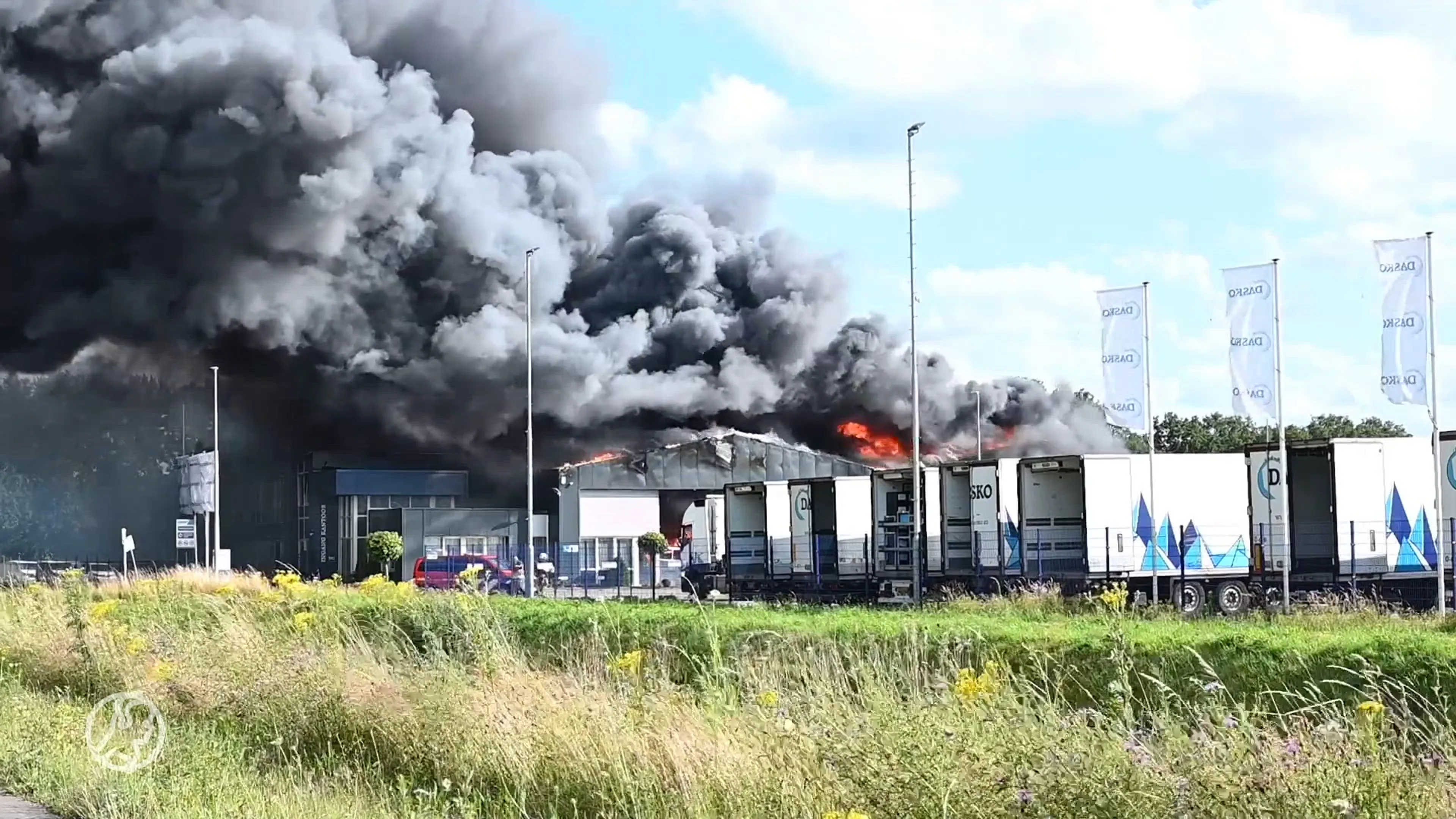 Veel rook door grote brand in Almelo