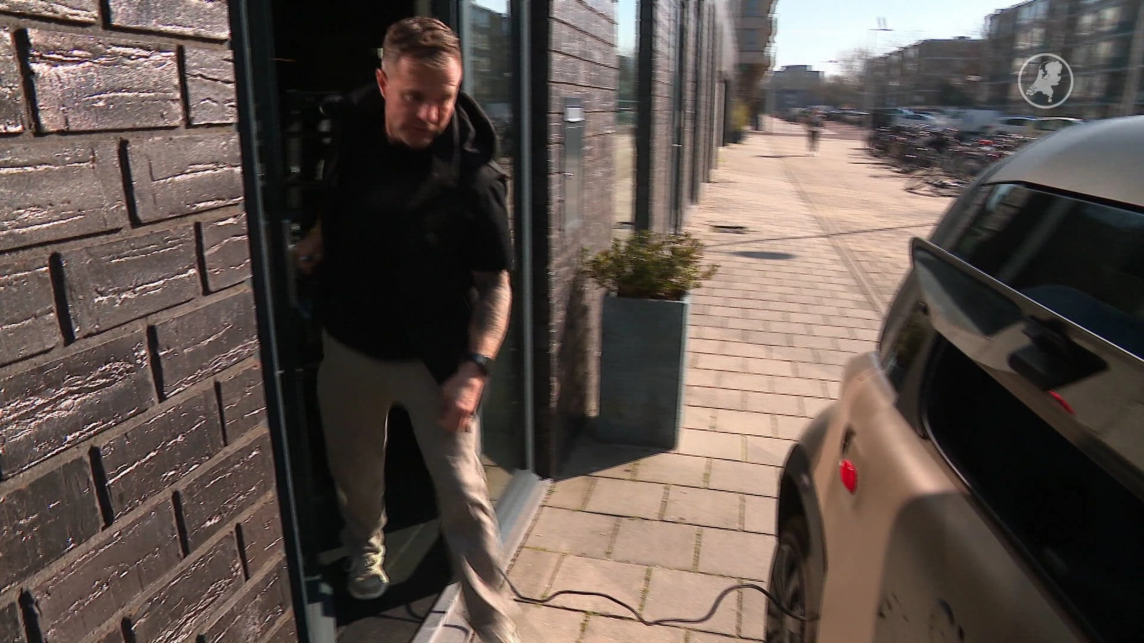 Sportschoolhouder moet logo op auto bedekken: 'Elke dag 1 april in Amsterdam'