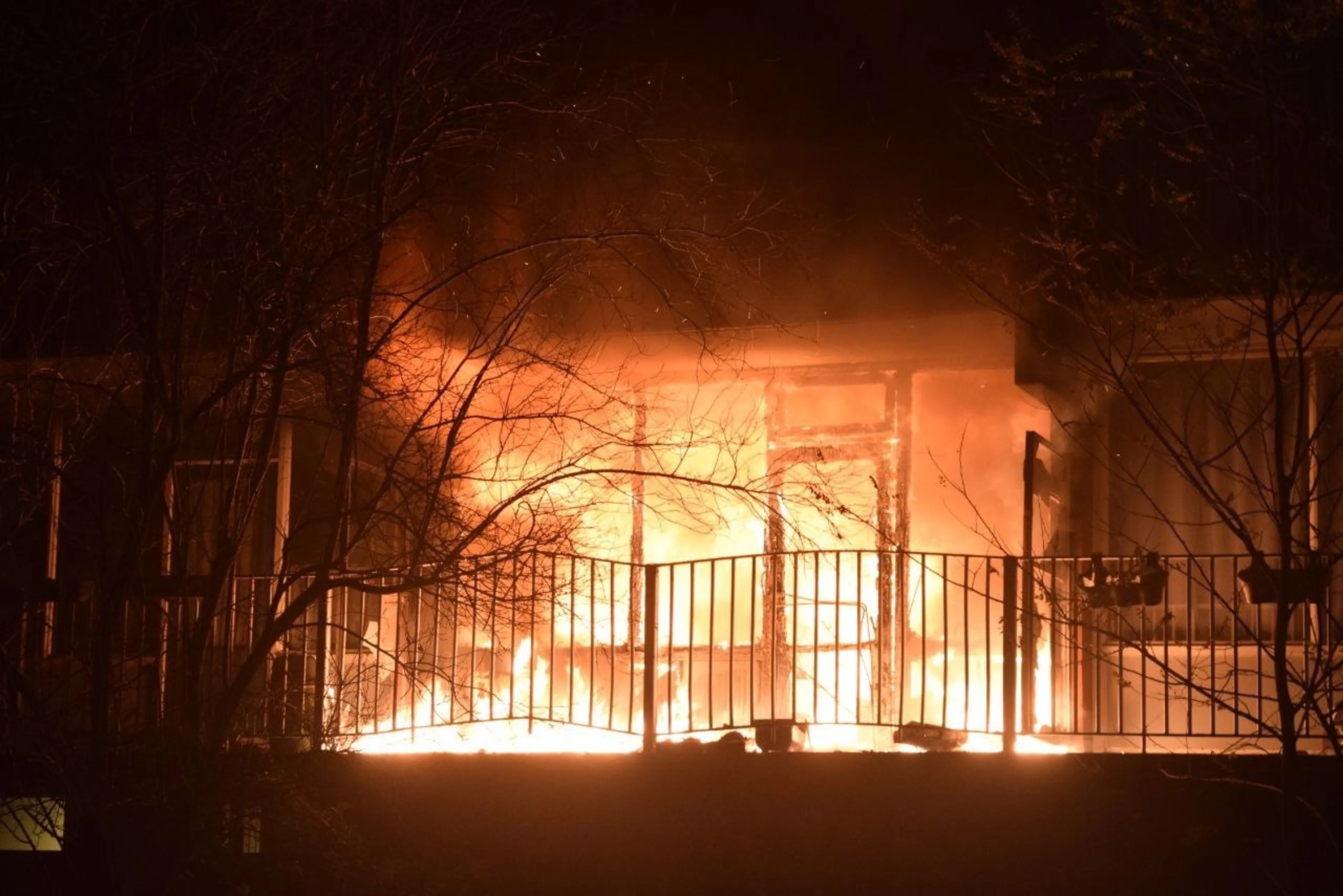 Bewoner gewond bij hevige brand in flat Doetinchem, woning onbewoonbaar