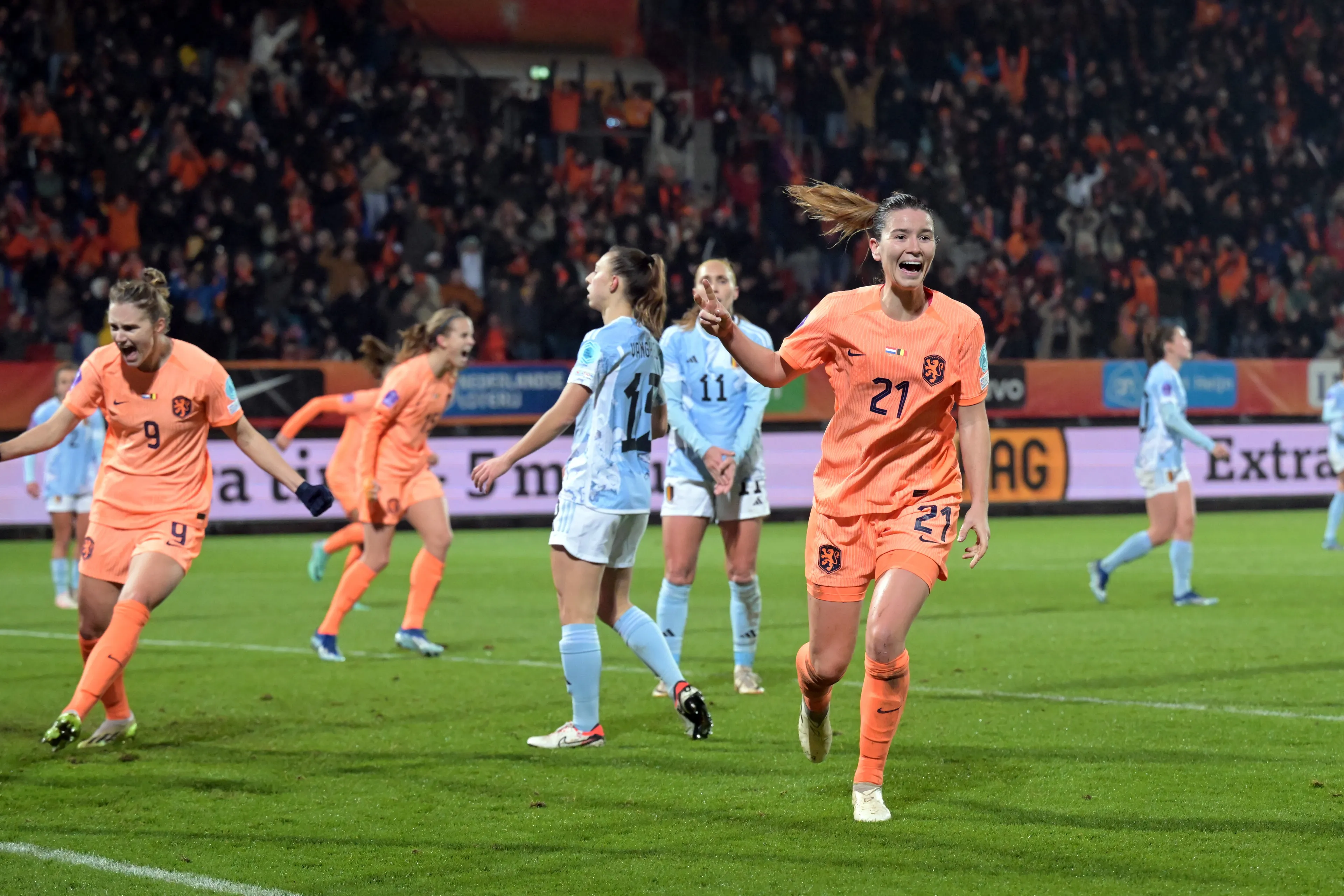 Oranjeleeuwinnen houden kans op Spelen na absurde ontknoping