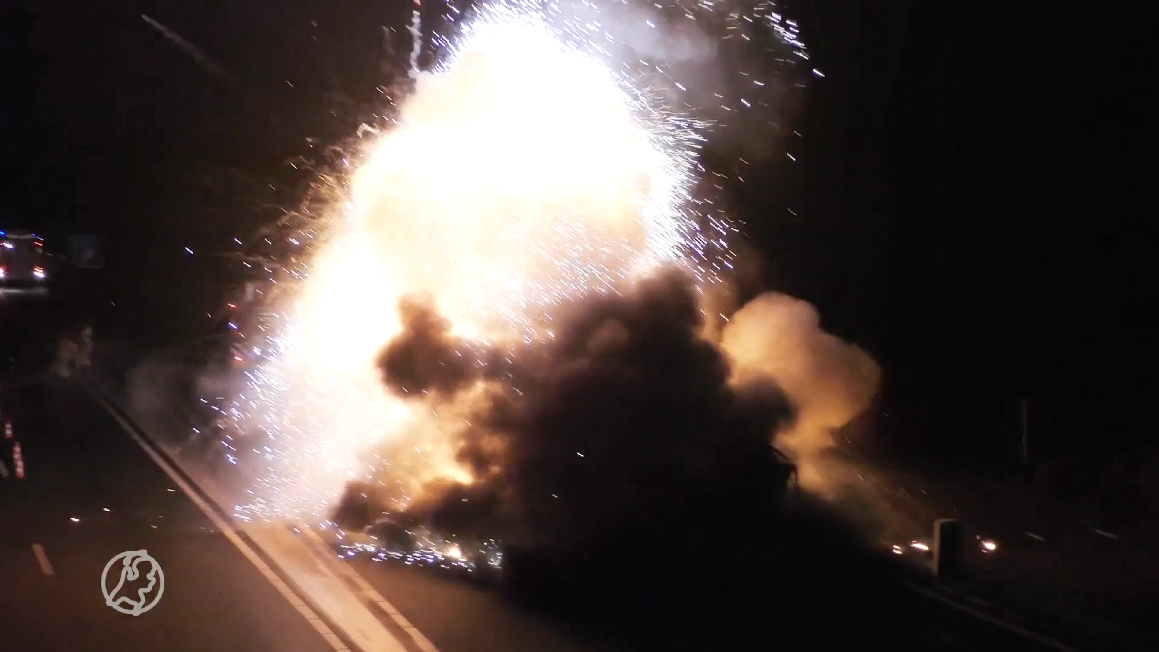Kraanwagen explodeert op A7, weg urenlang afgesloten