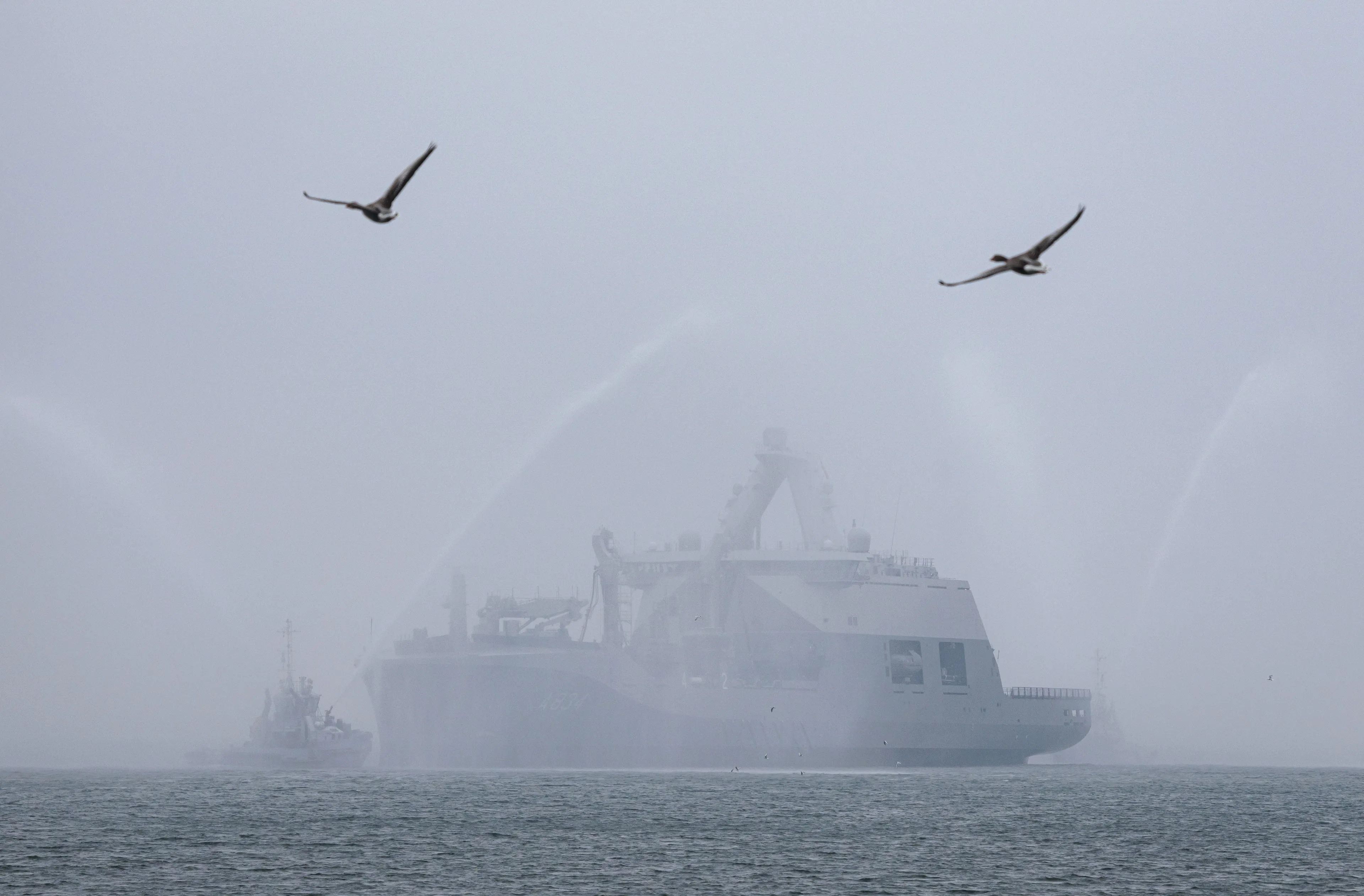 Russisch fregat in Nederlands deel Noordzee, nieuw marineschip Zr.Ms. Den Helder alert