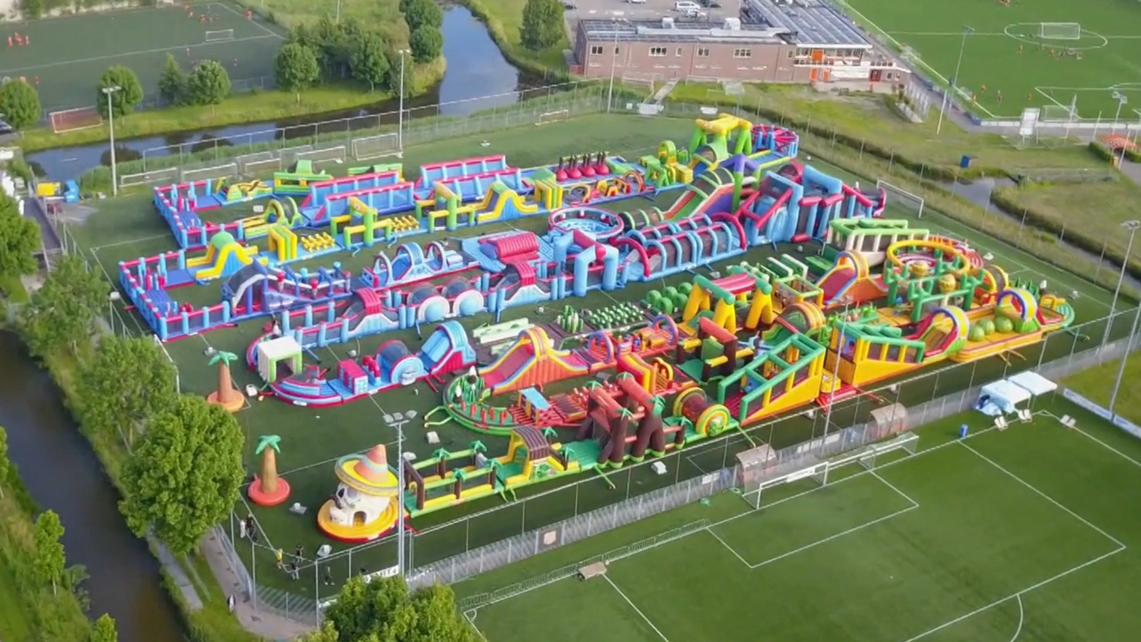 Langste stormbaan van de wereld staat in Volendam: 'Uitlopen valt niet mee'