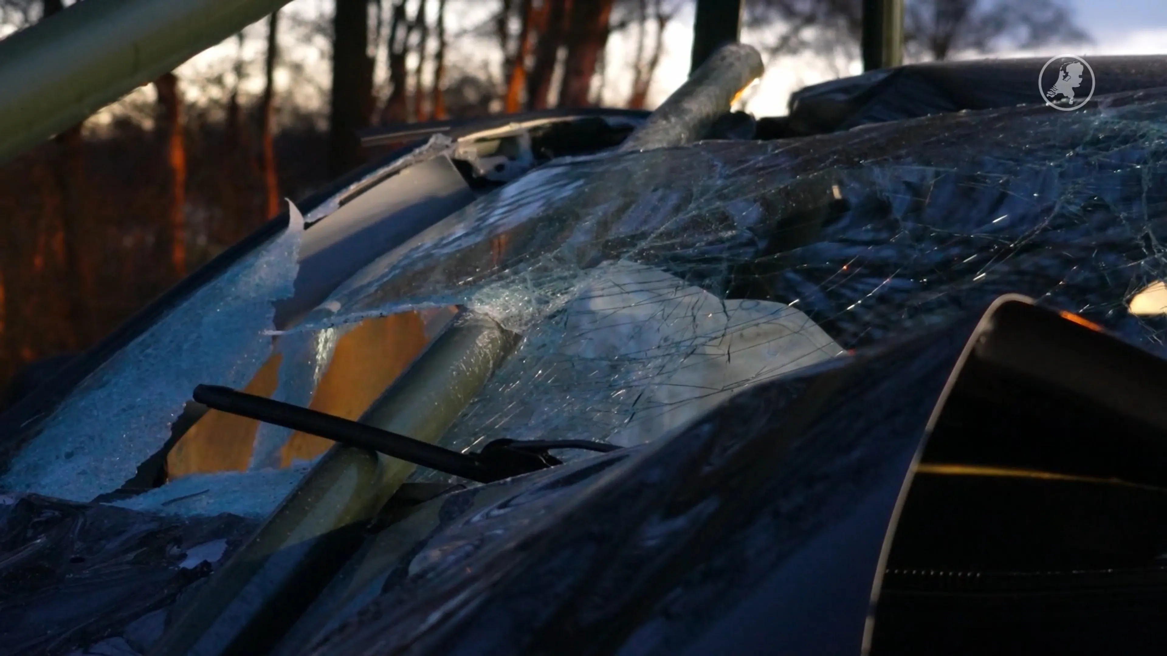 Bizarre crash bij Deurne: paal doorboort auto