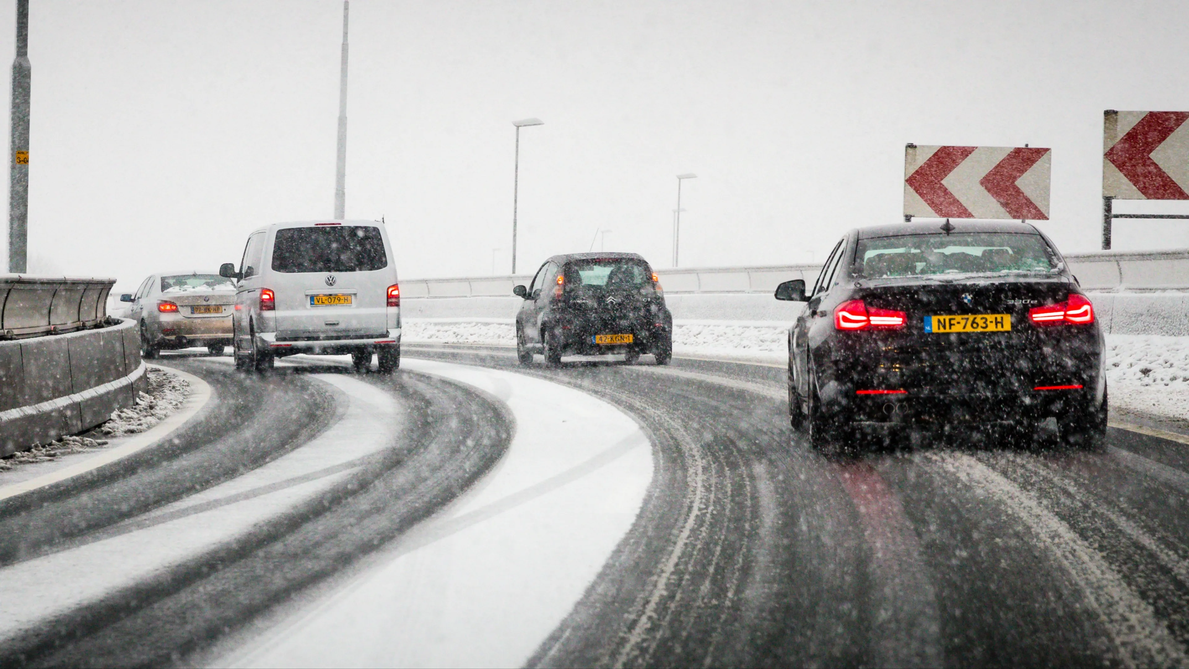 Meerdere snelwegen deels afgesloten door ongelukken door gladheid