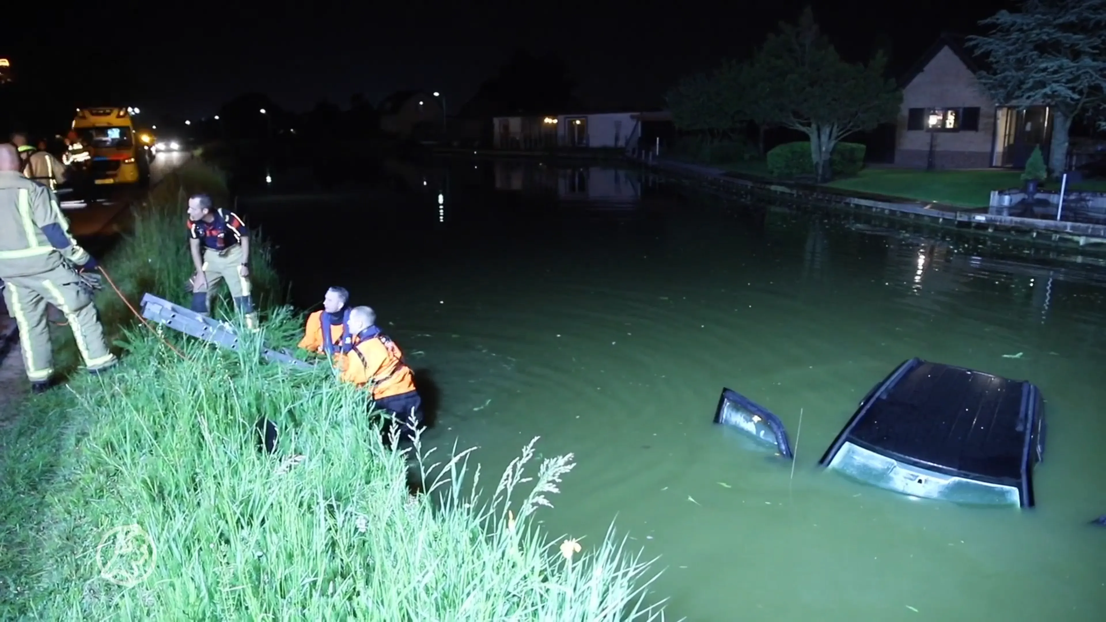 Auto te water, drie volwassenen en een kind krijgen schrik van hun leven
