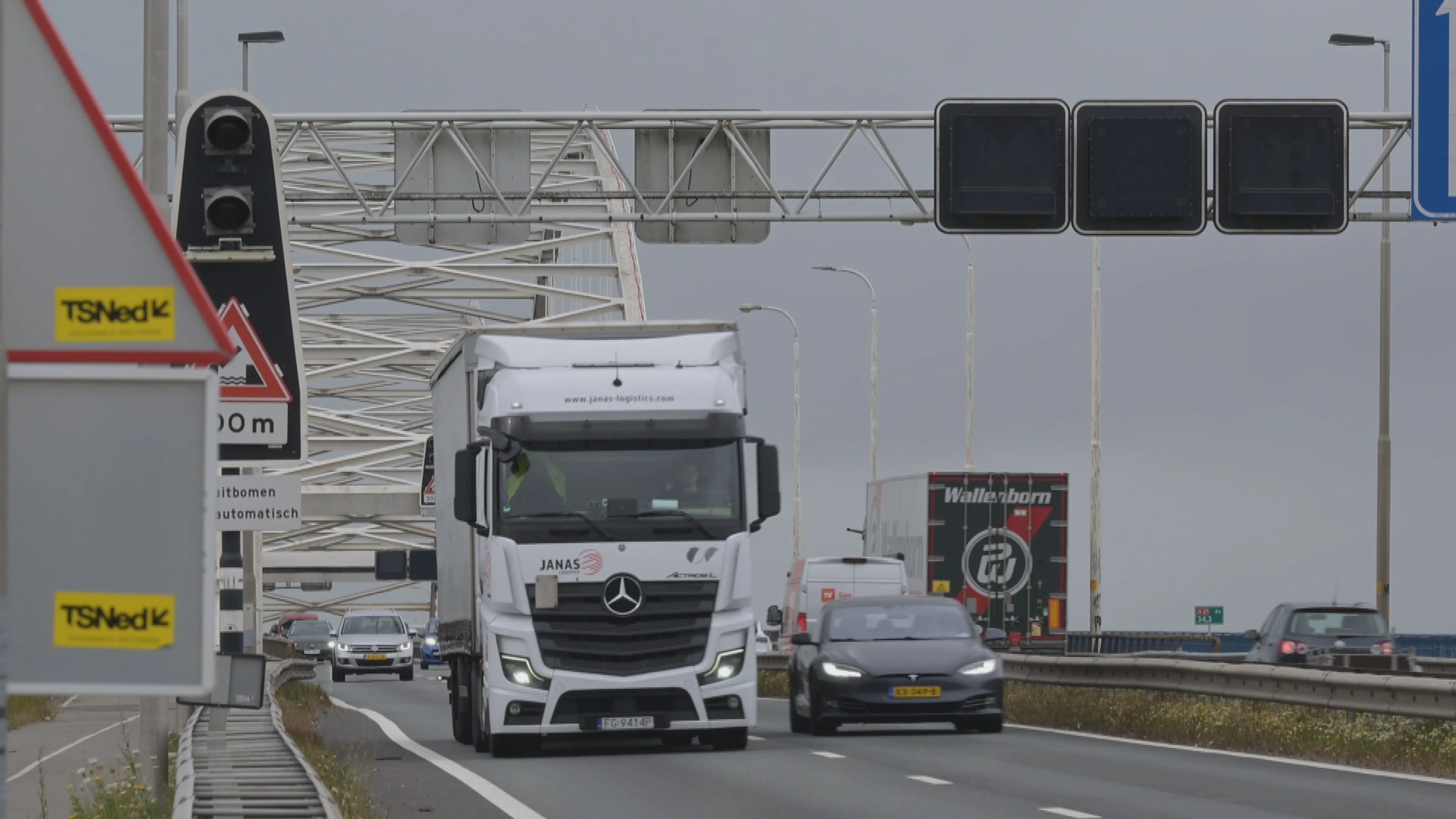 Rijkswaterstaat gaat kentekens vrachtwagens scannen voor boetes op Merwedebrug