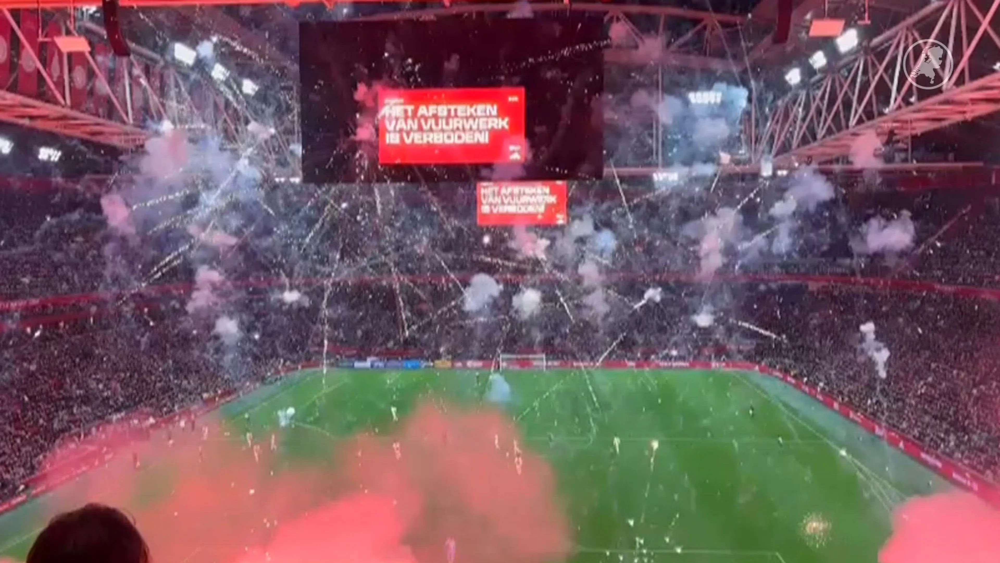 Vanwege meermaals groot vuurwerk is de wedstrijd Ajax - Groningen stilgelegd