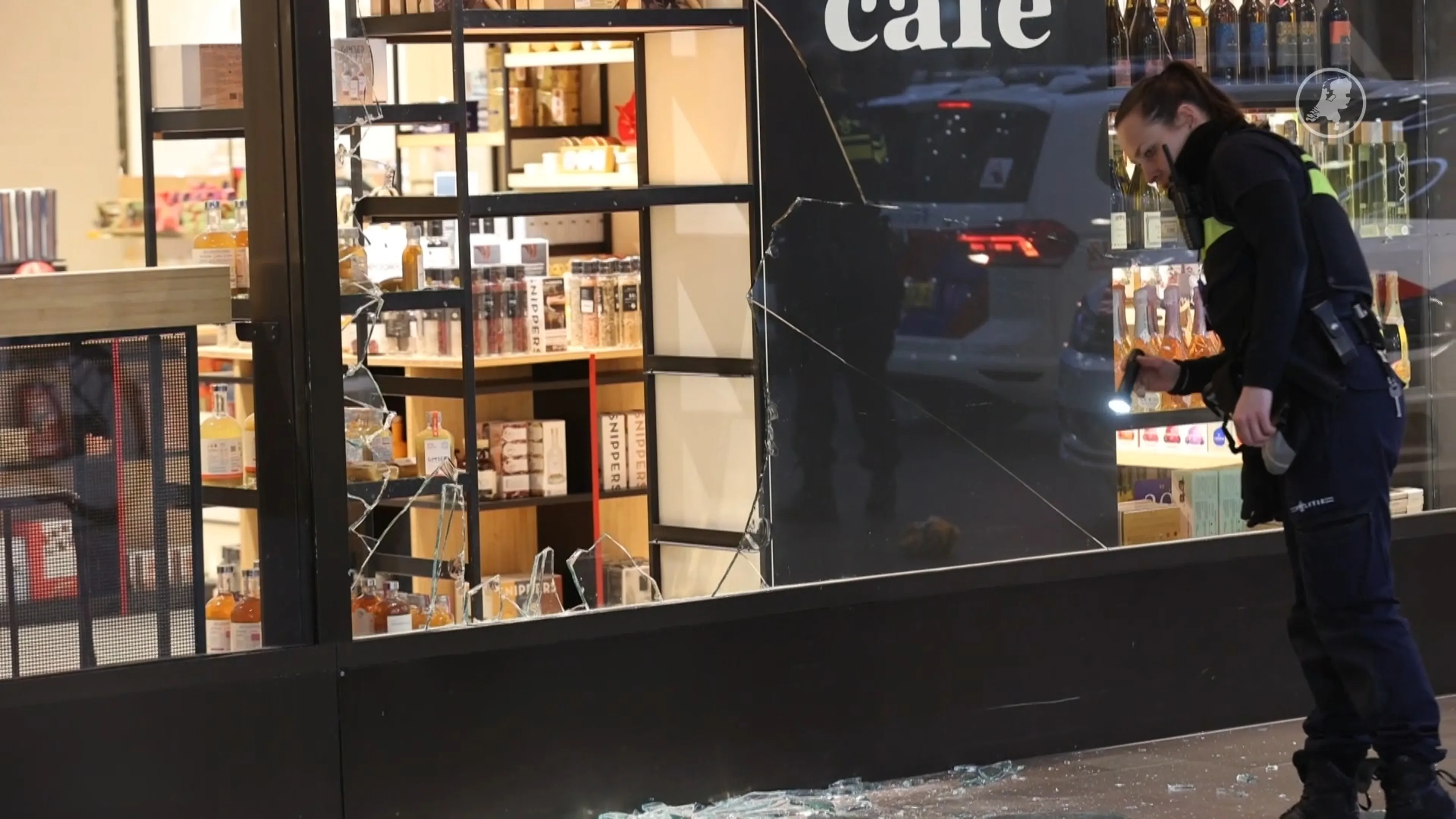 Vitrines van Bijenkorf in Eindhoven aan gruzelementen