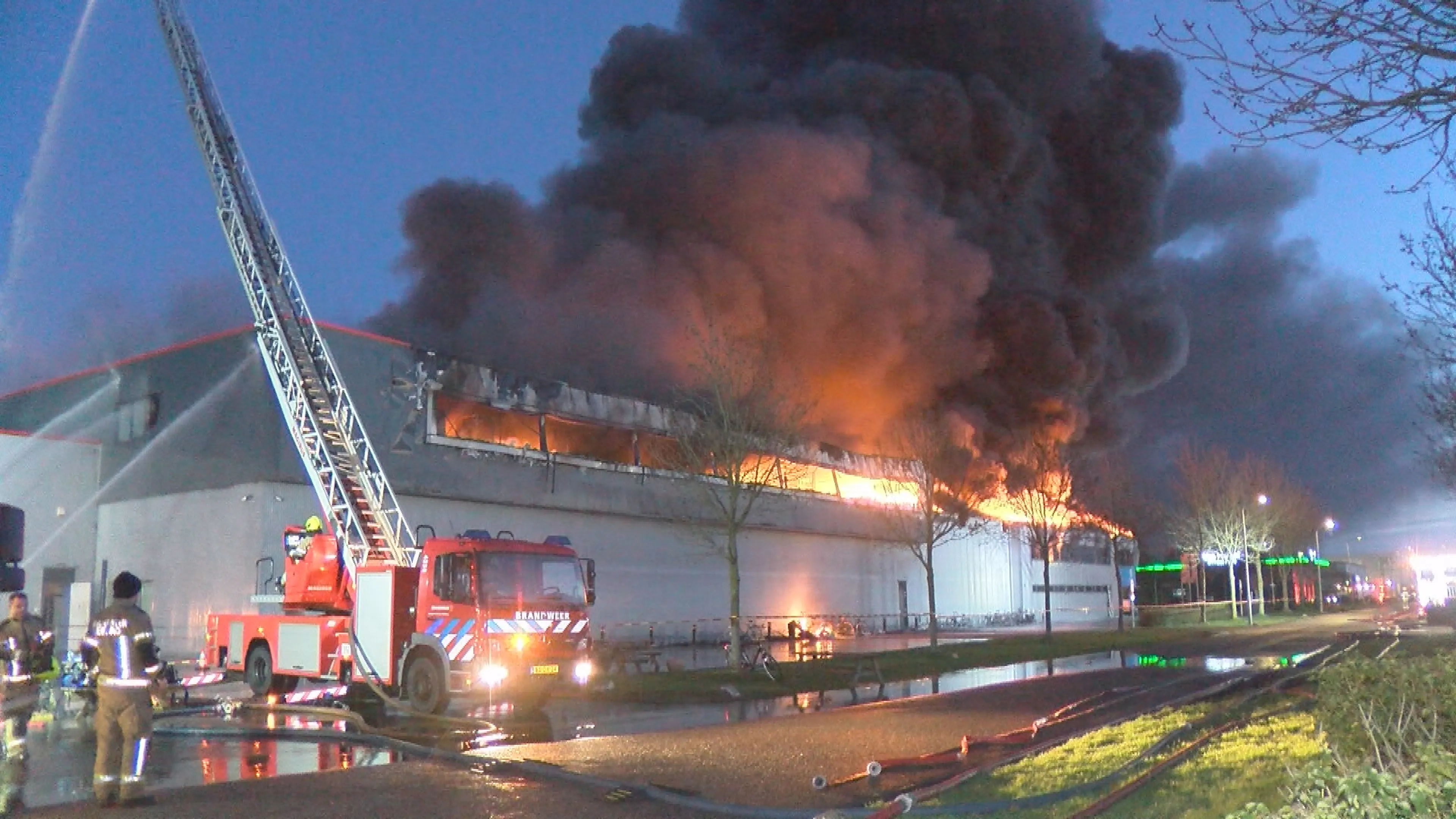 Goes geteisterd door loodsbrand: brandweer al sinds zaterdag in actie