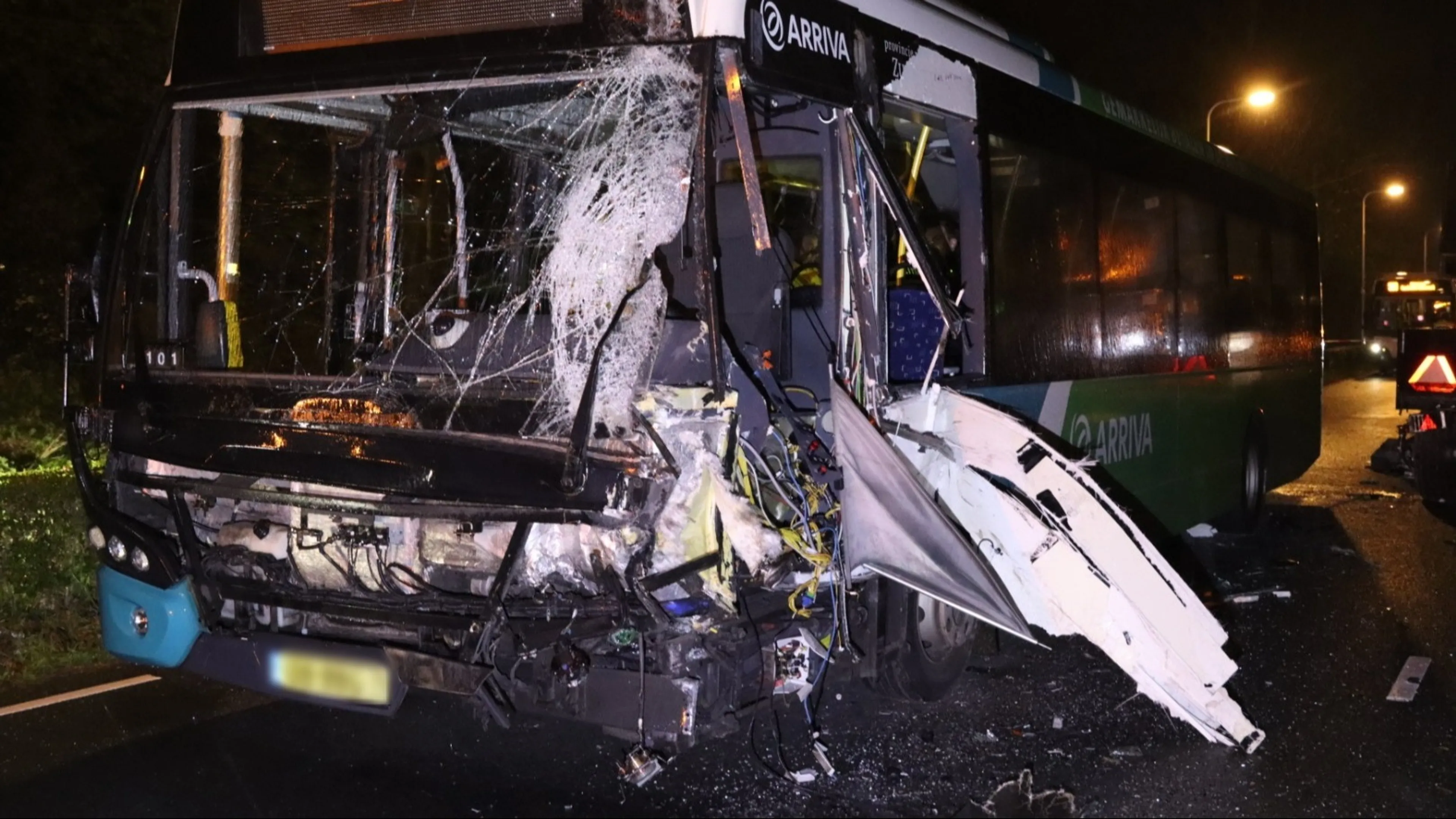 Ravage na botsing tussen lijnbus en trekker, chauffeur komt met schrik vrij