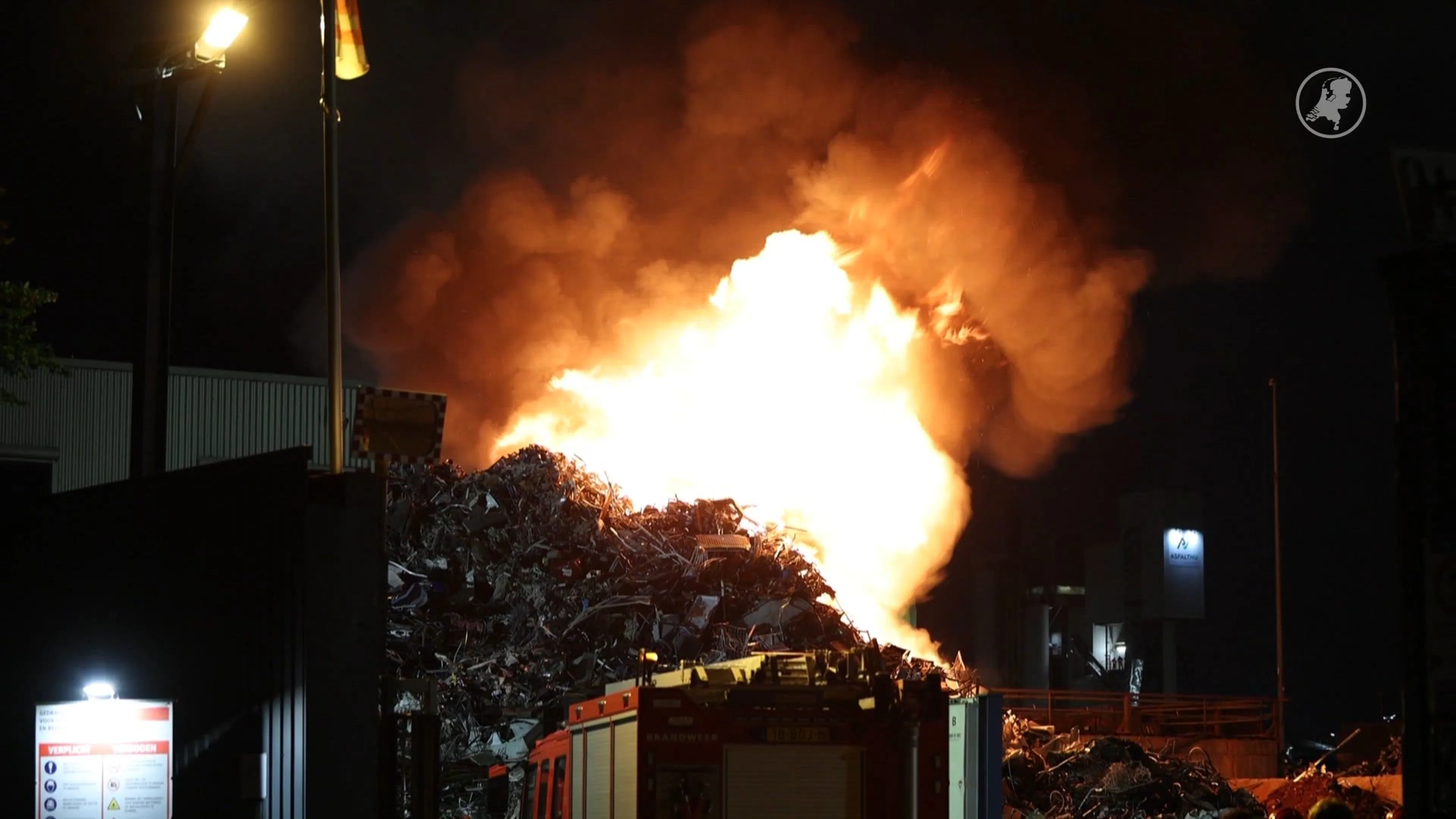 Harde knallen gehoord bij zeer grote brand in Amsterdam-West