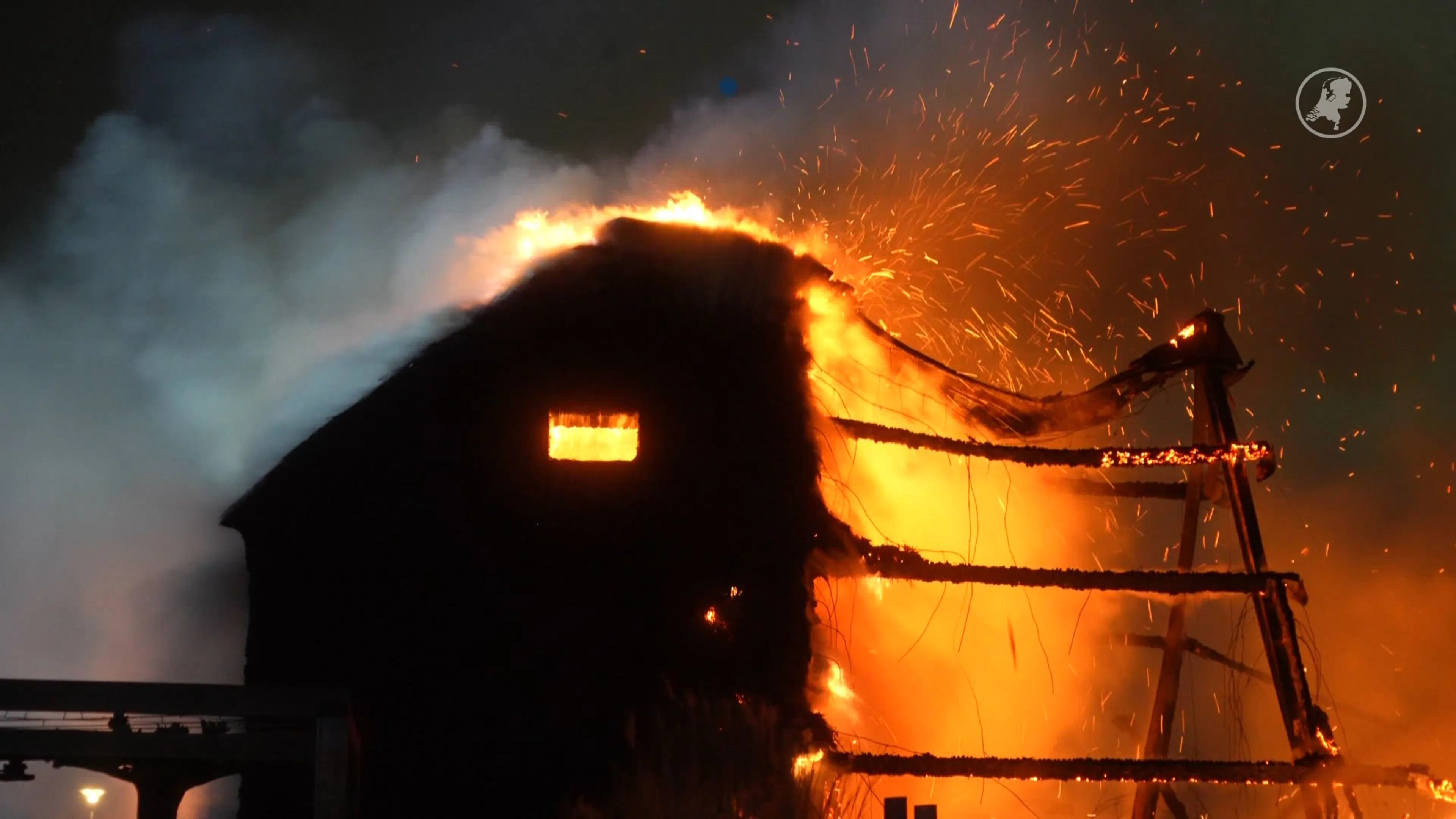 Grote brand verwoest schuur met rieten kap in Ommen