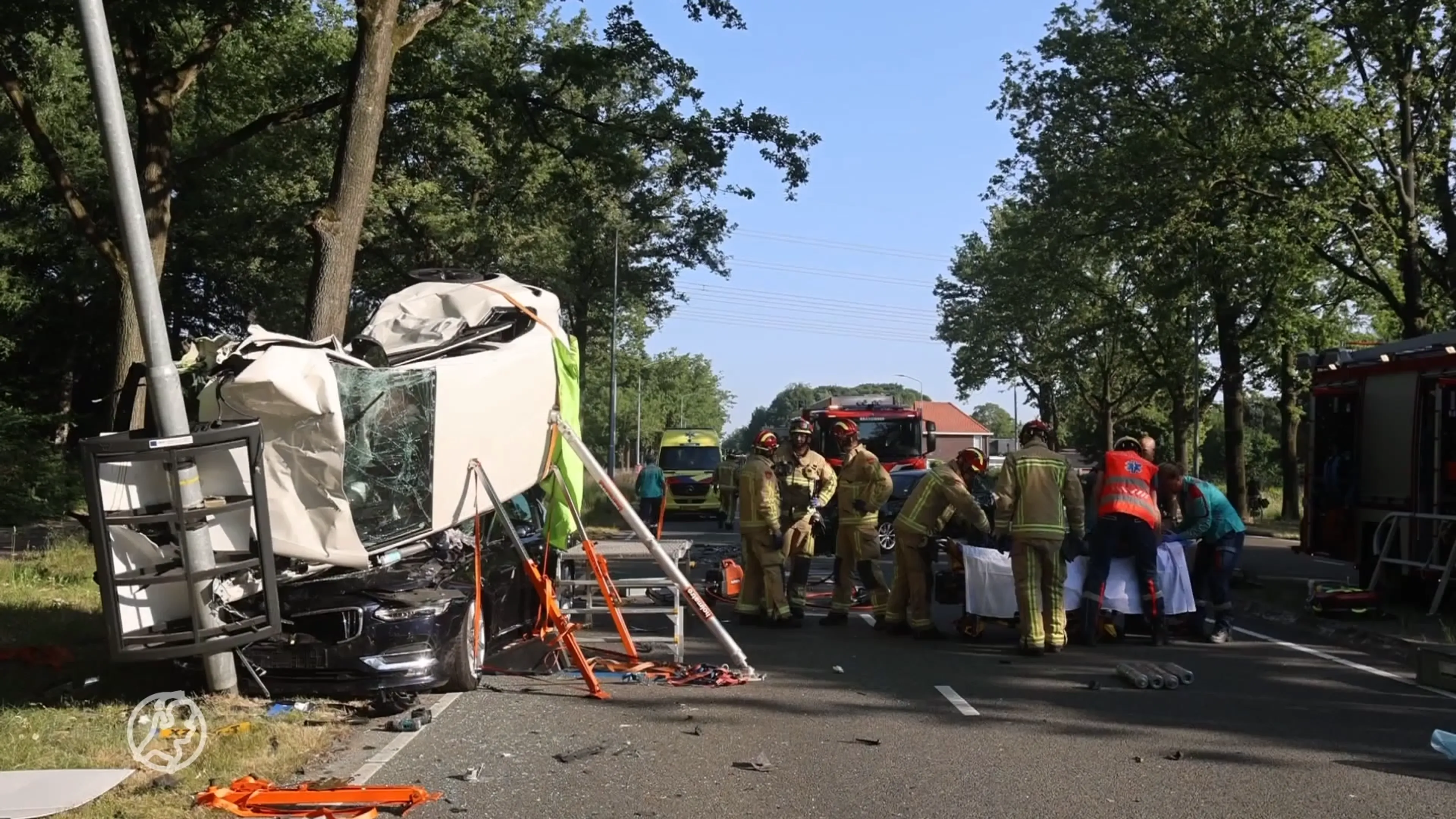 Grote ravage na frontale crash in Eindhoven, auto's belanden op elkaar
