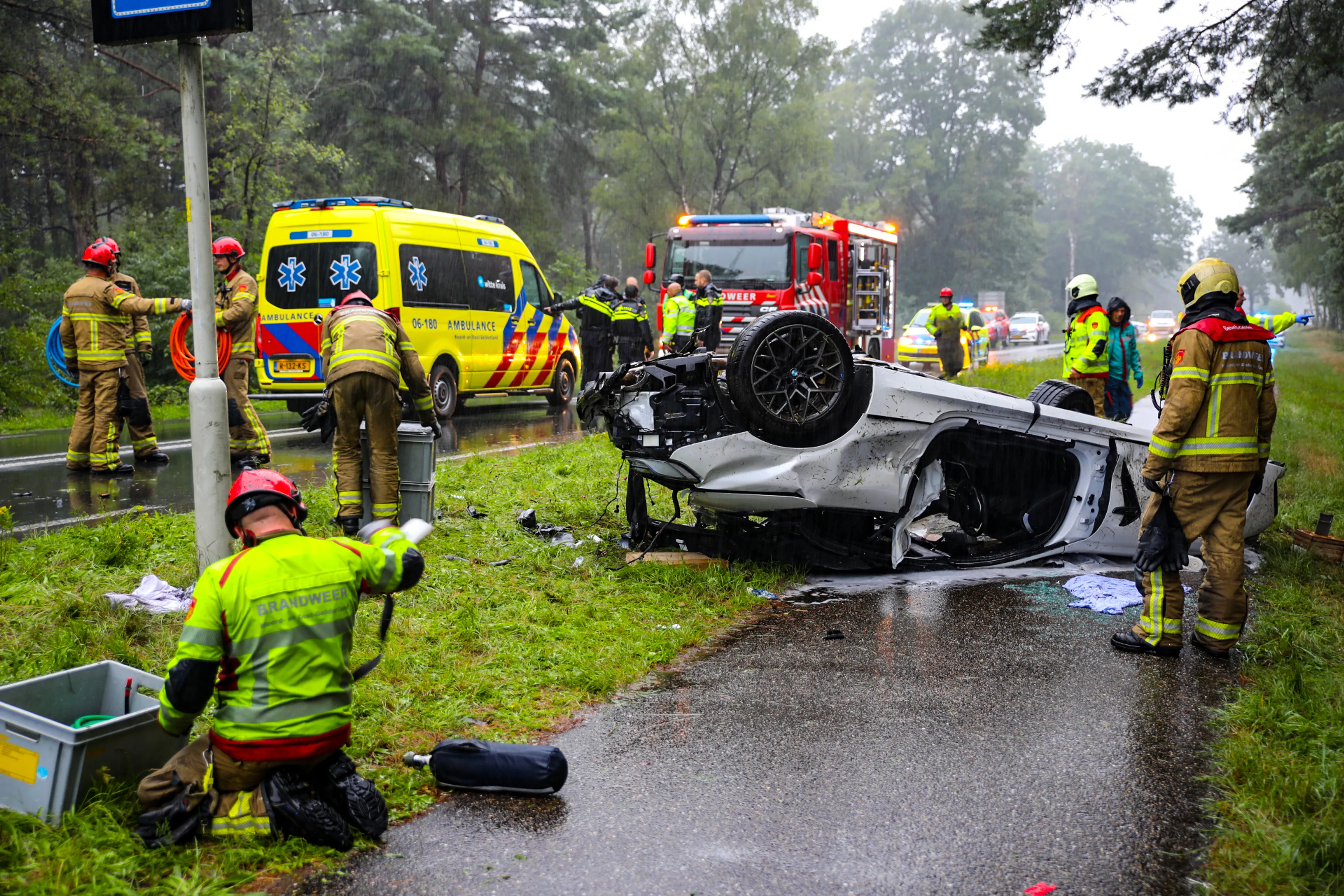 Dode en gewonde bij enorme crash met dure BMW op N309