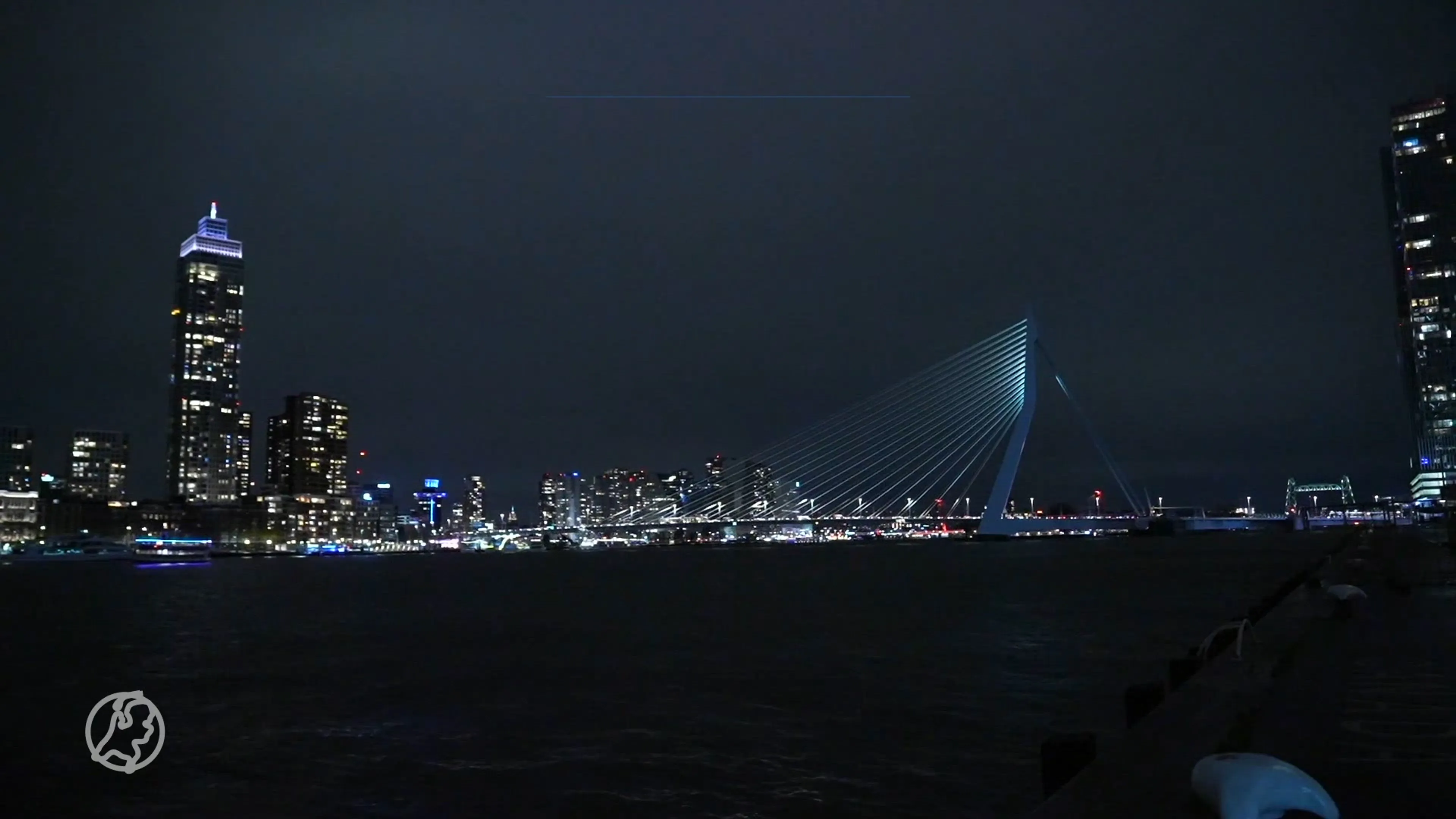 Watertaxi Rotterdam verdwijnt even onder water na aanvaring met waterbus