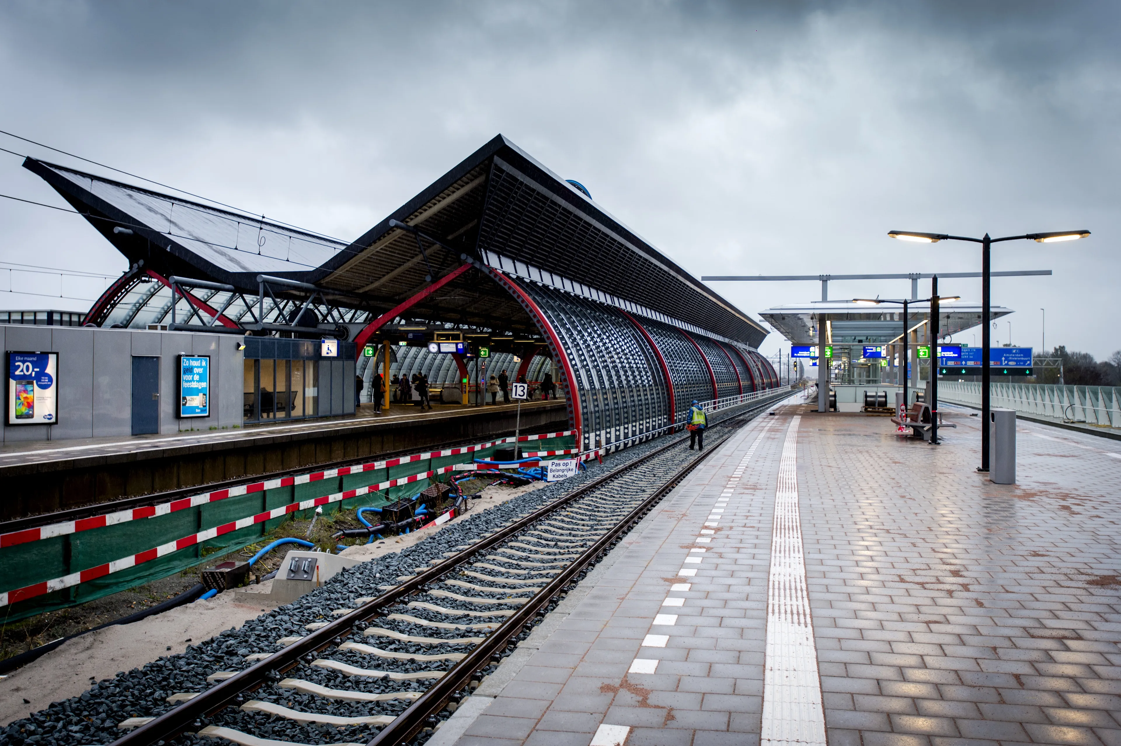 Man (47) overleden bij aanrijding met trein op station Amsterdam RAI