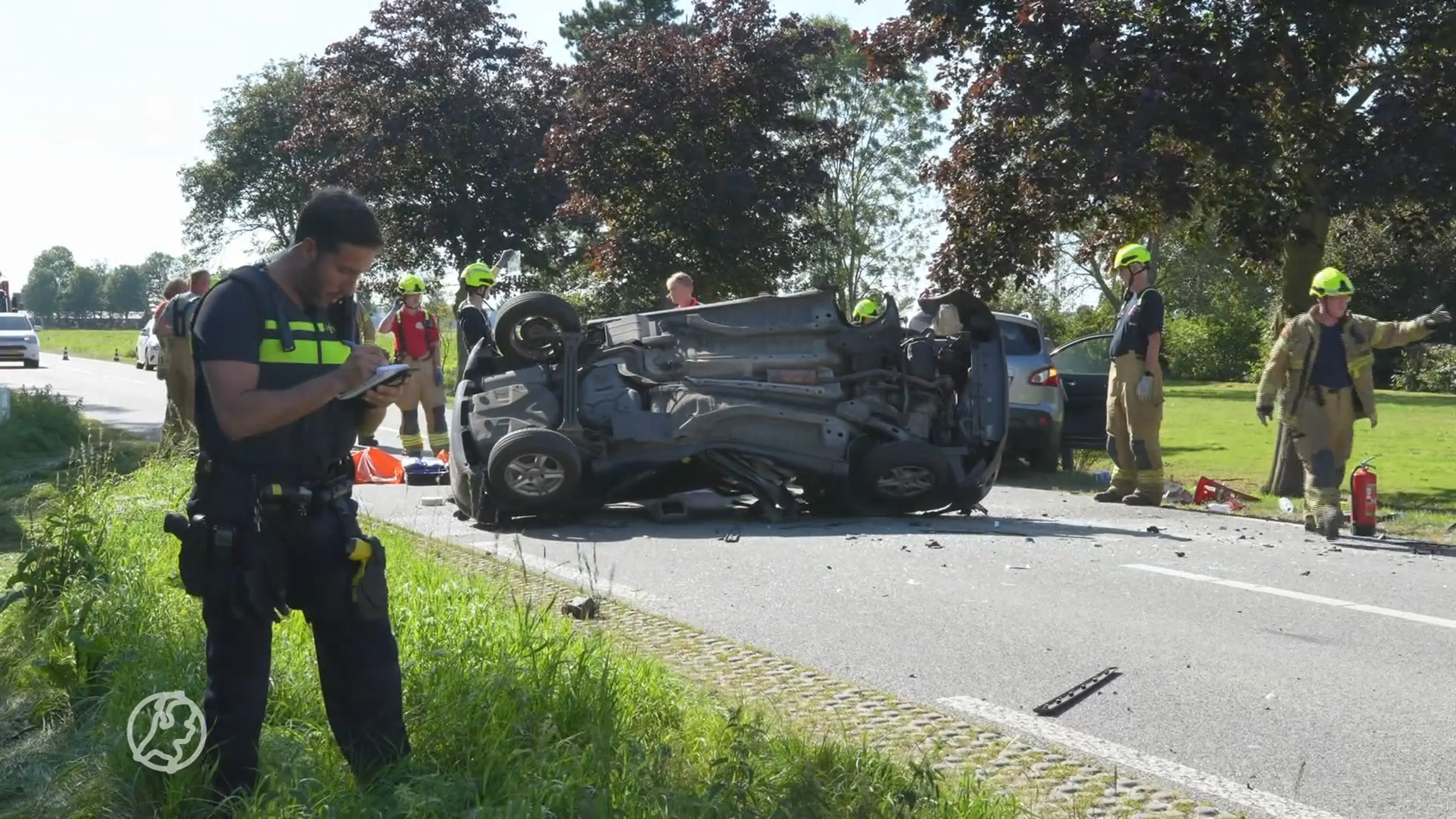 Twee gewonden en veel schade bij botsing met drie voertuigen op N248