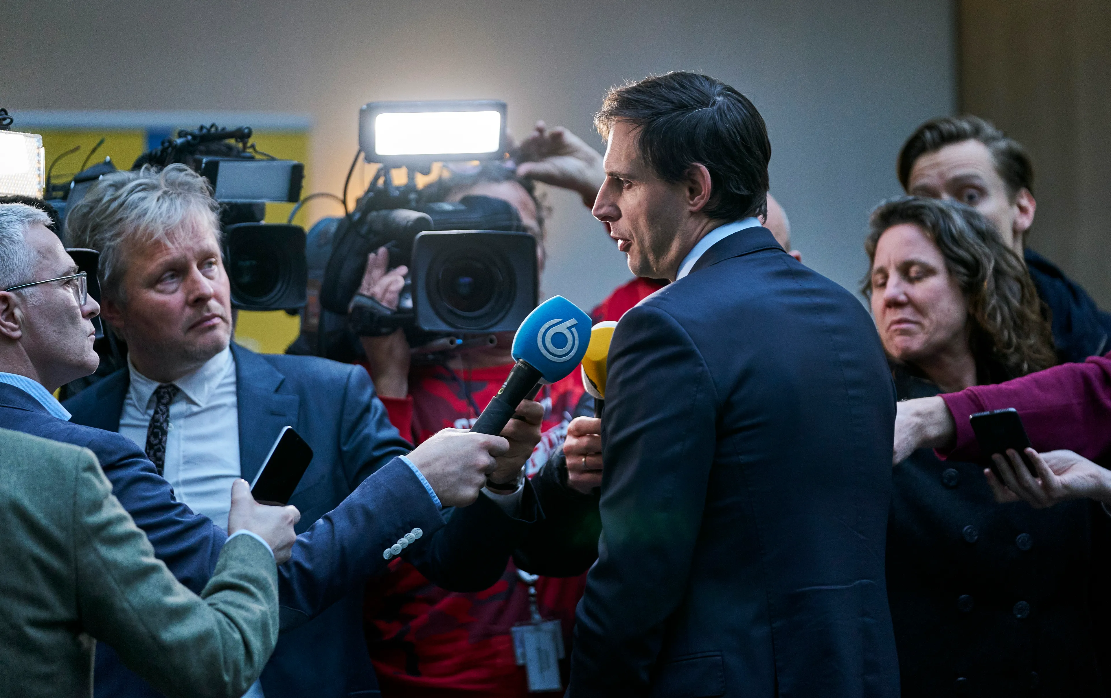 Emotioneel gesprek Hoekstra met gedupeerden toeslagenaffaire: 'Schaamrood op kaken'
