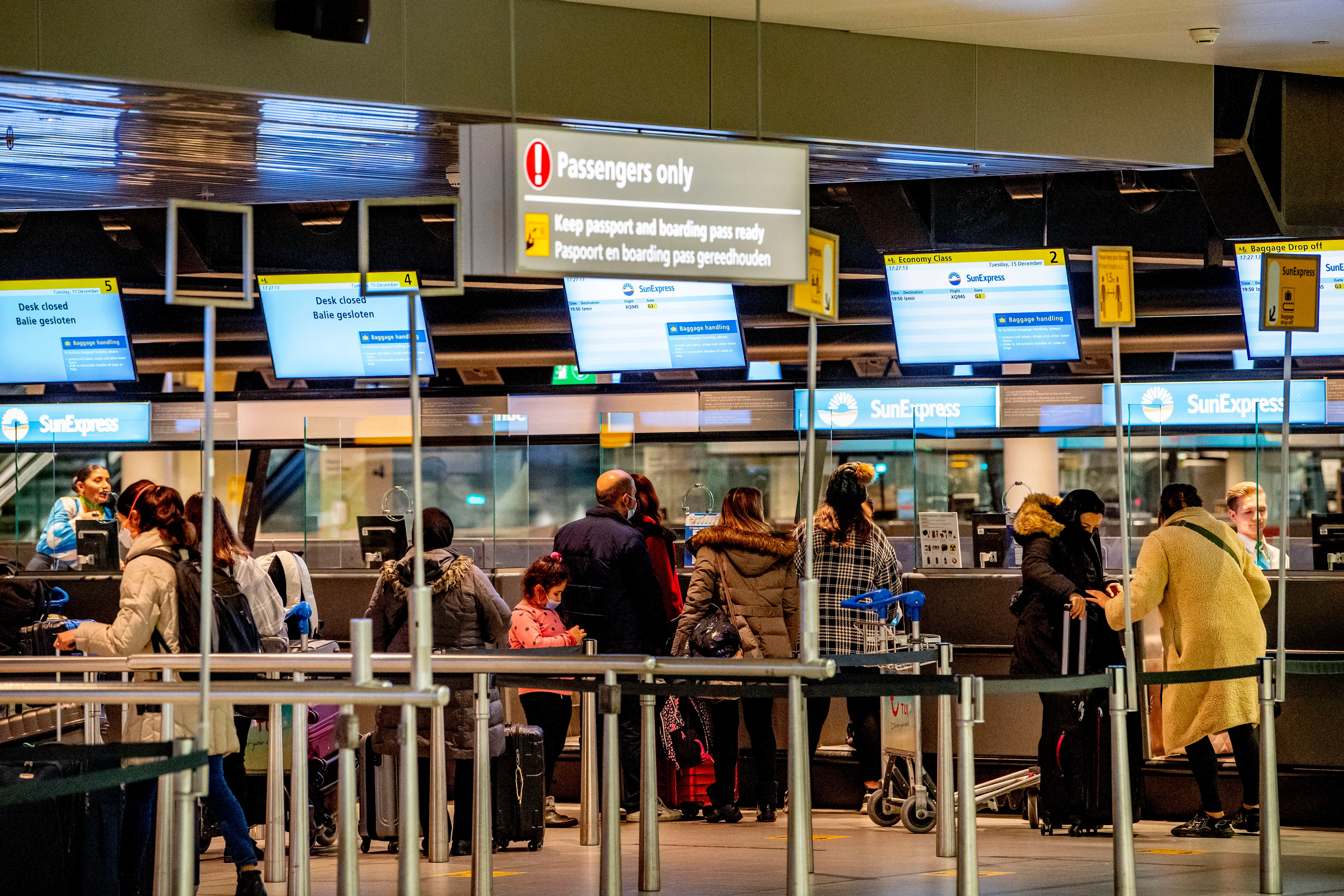 Wederom druk en lange rijen op Schiphol: Tweede Kamer wil opheldering