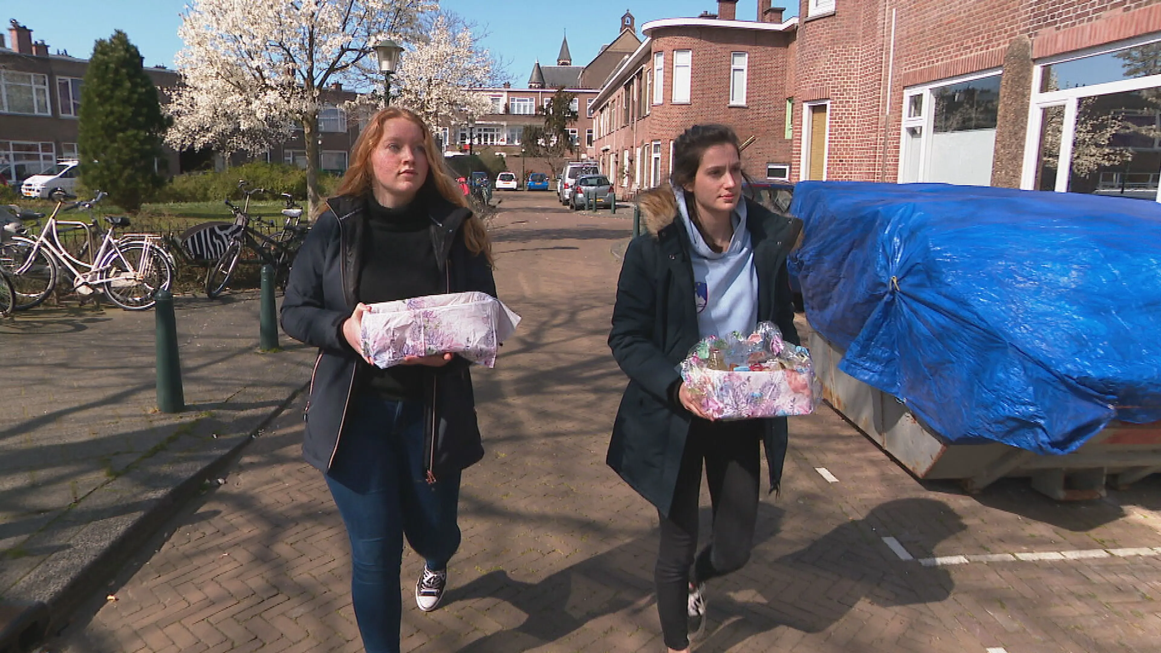 Jongeren brengen paasontbijtjes rond in Den Haag