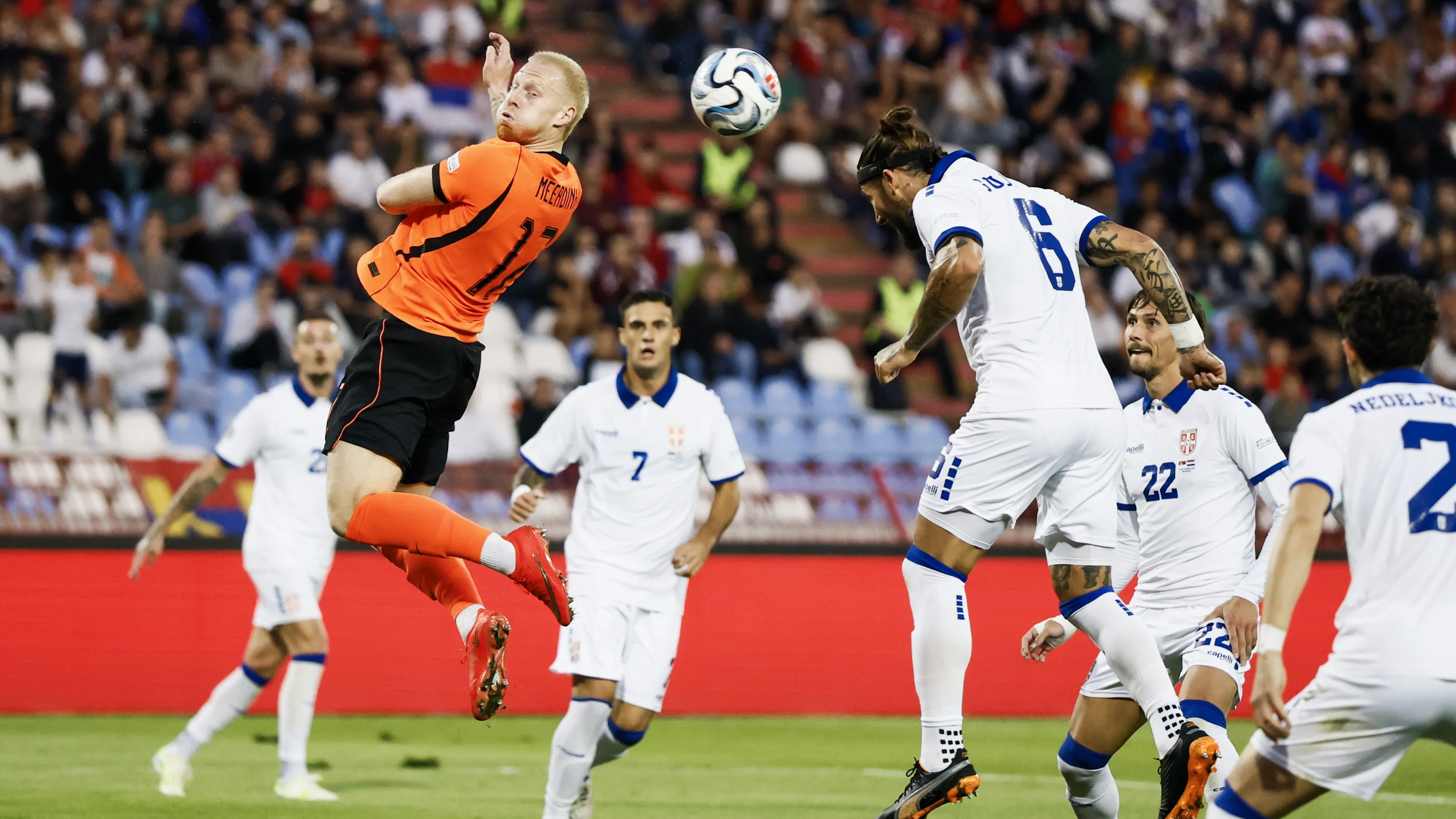Meerdink bezorgt Oranje met twee goals eerste zege onder Xavi
