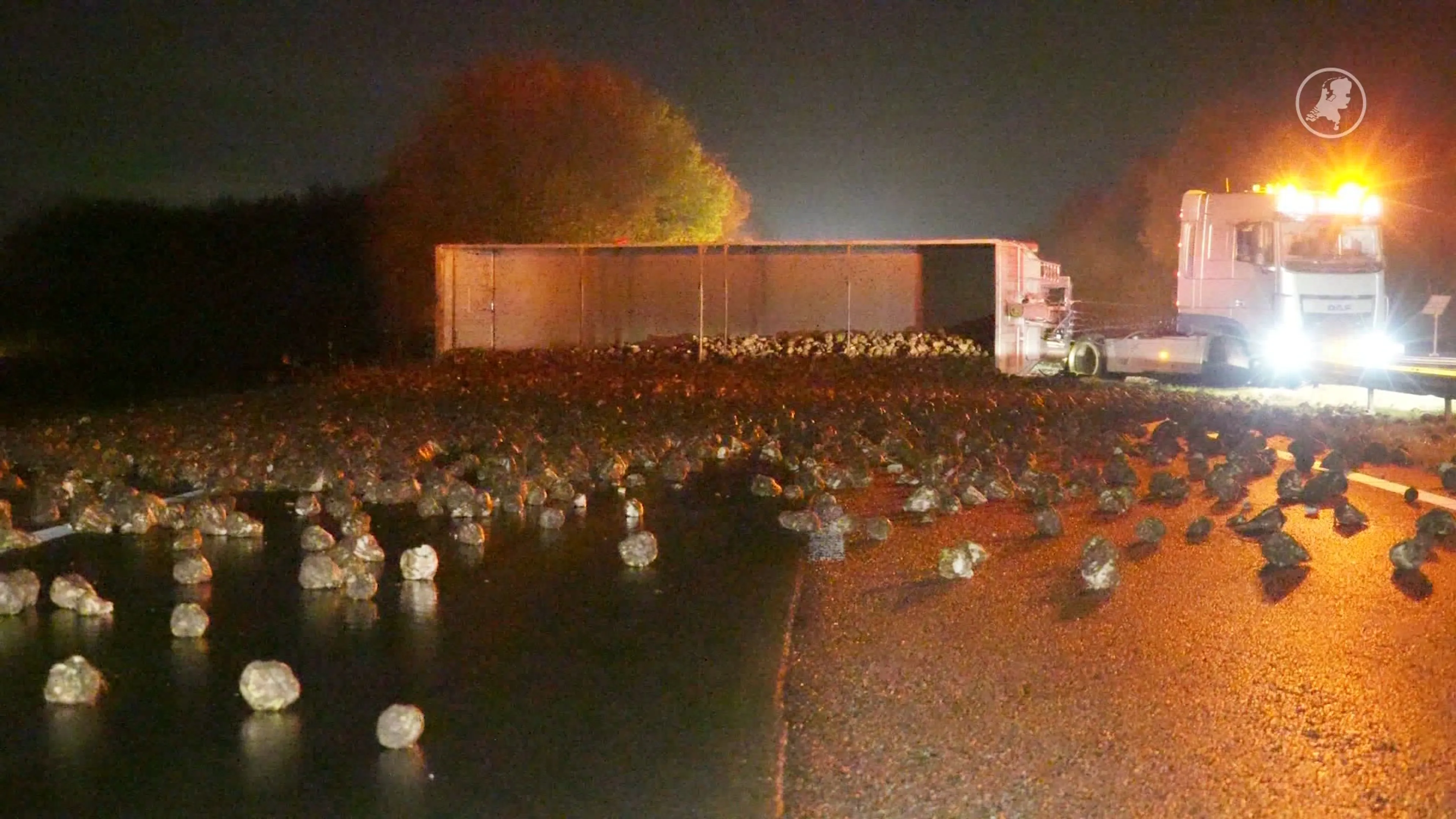 A28 bezaaid met suikerbieten na gekantelde vrachtwagen, hinder tot na de spits