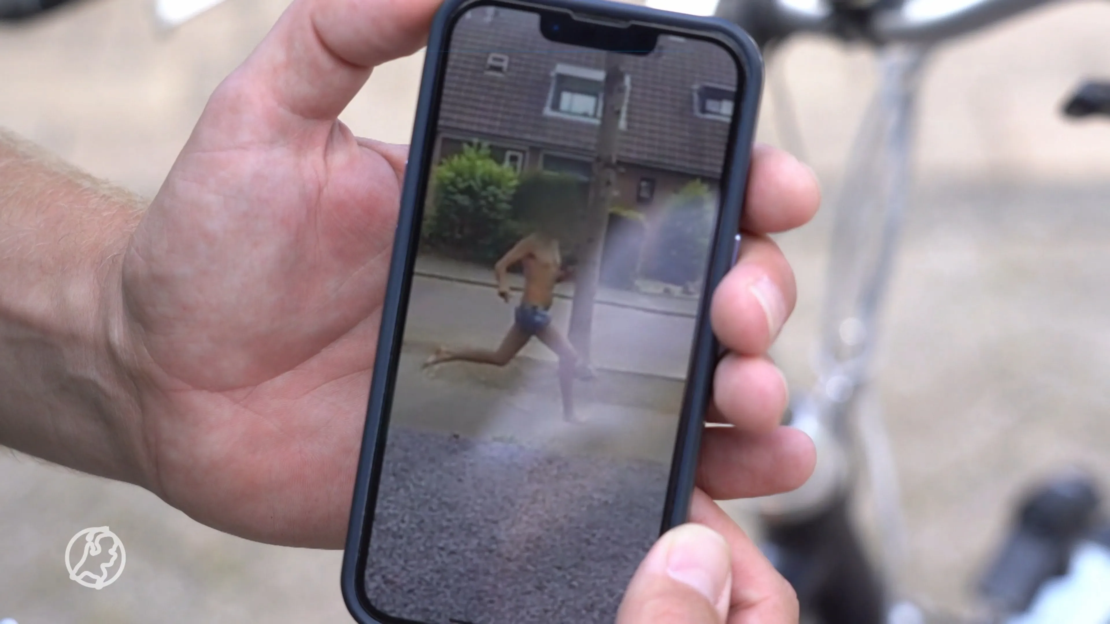 Opgelet: politie naarstig op zoek naar verdachte man in blauwe boxer