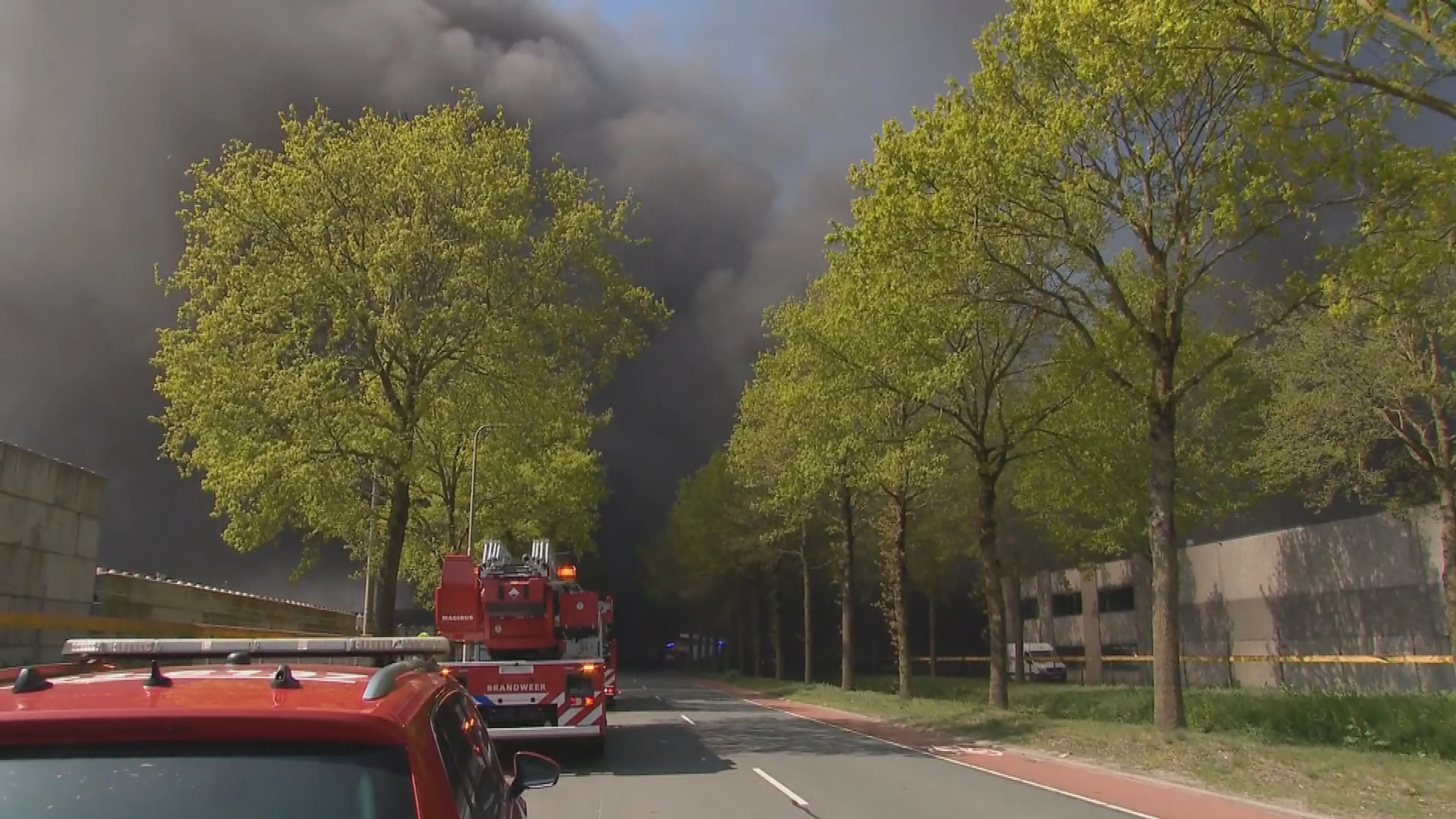 Dikke, zwarte rookwolken bij zeer grote brand recyclingbedrijf Venlo