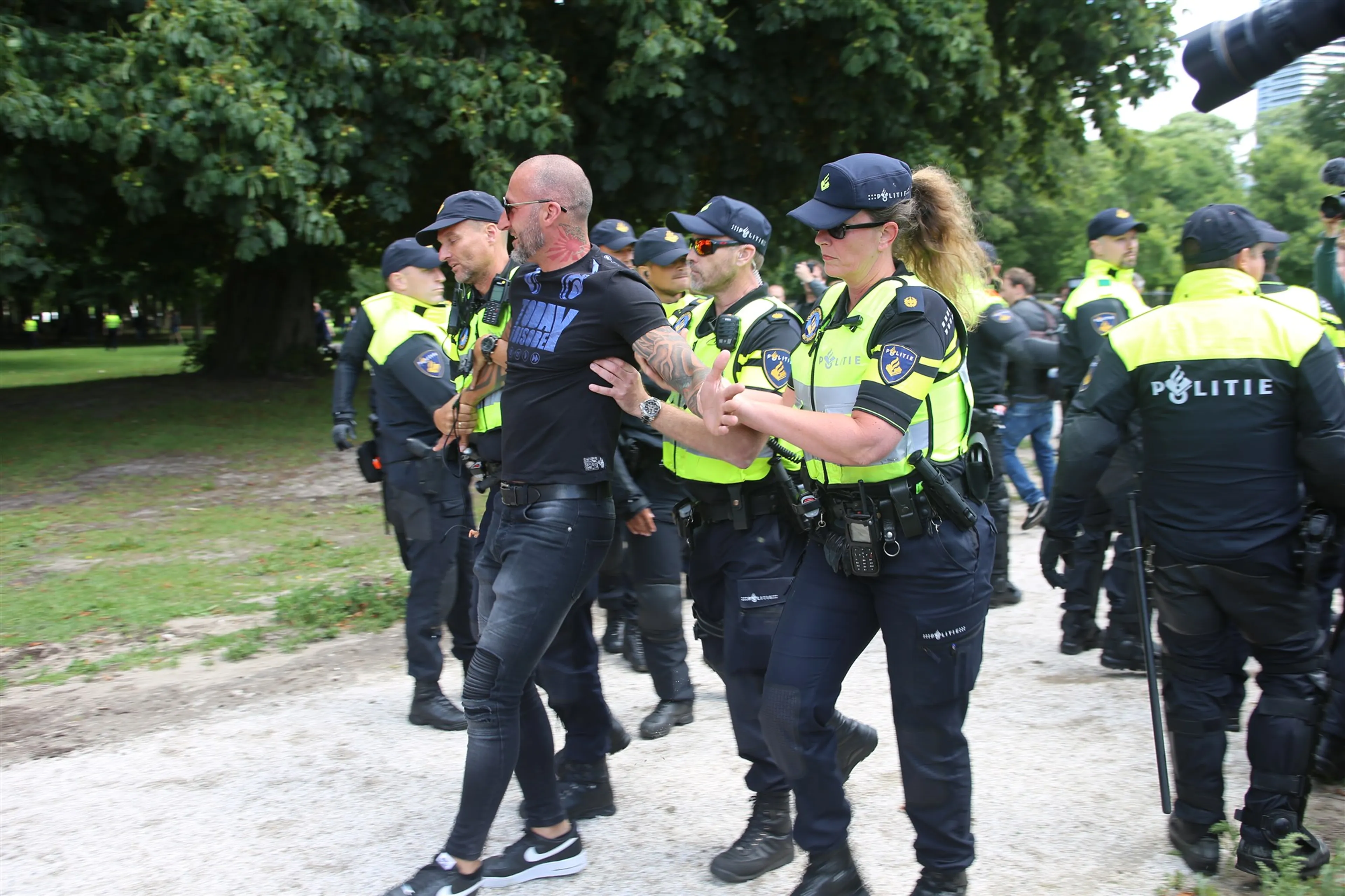 Politie ontvangt 75 tips na delen foto's verdachte relschoppers Malieveld