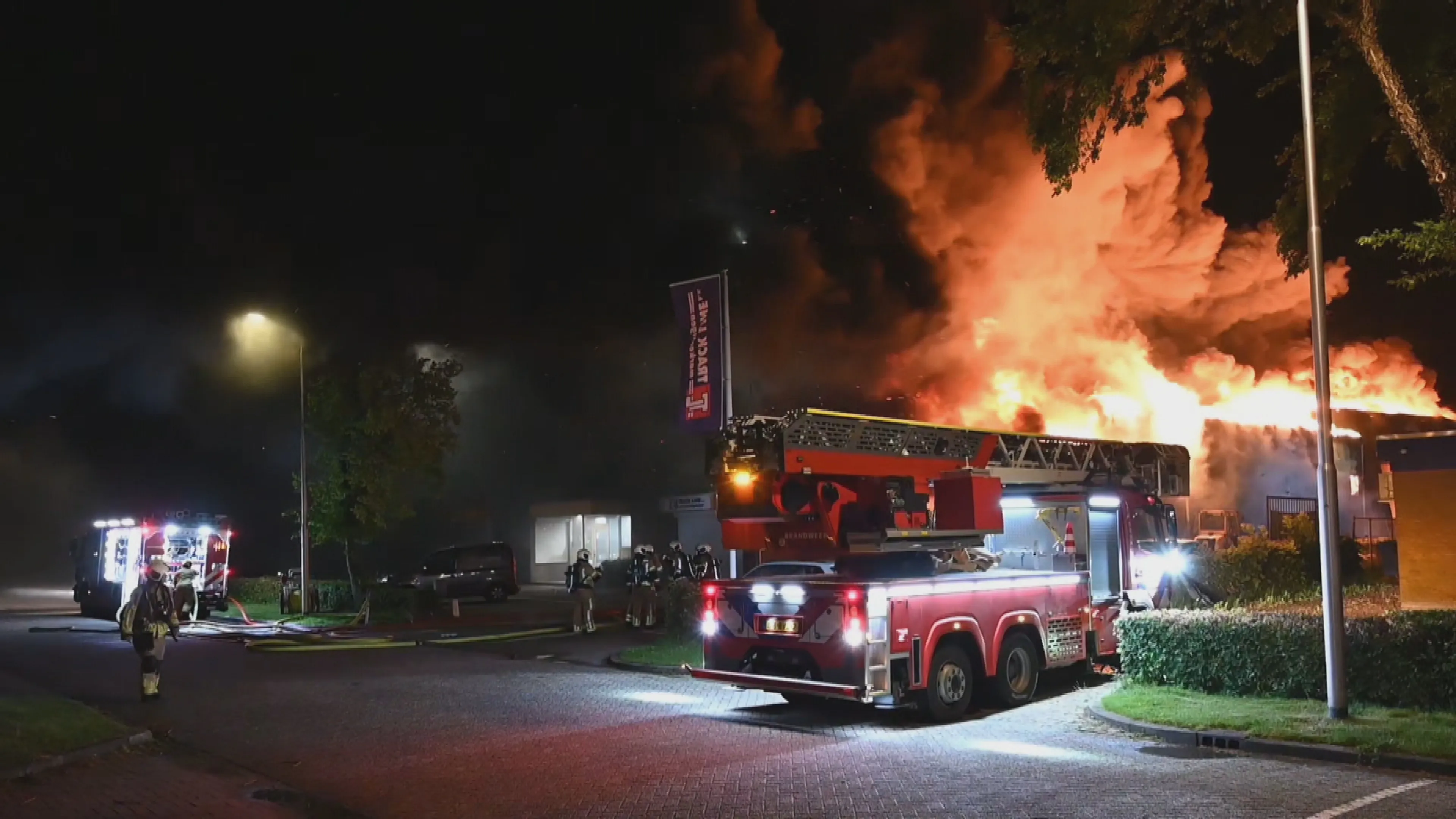 Felle brand op bedrijventerrein Leerdam, pand gaat in vlammen op