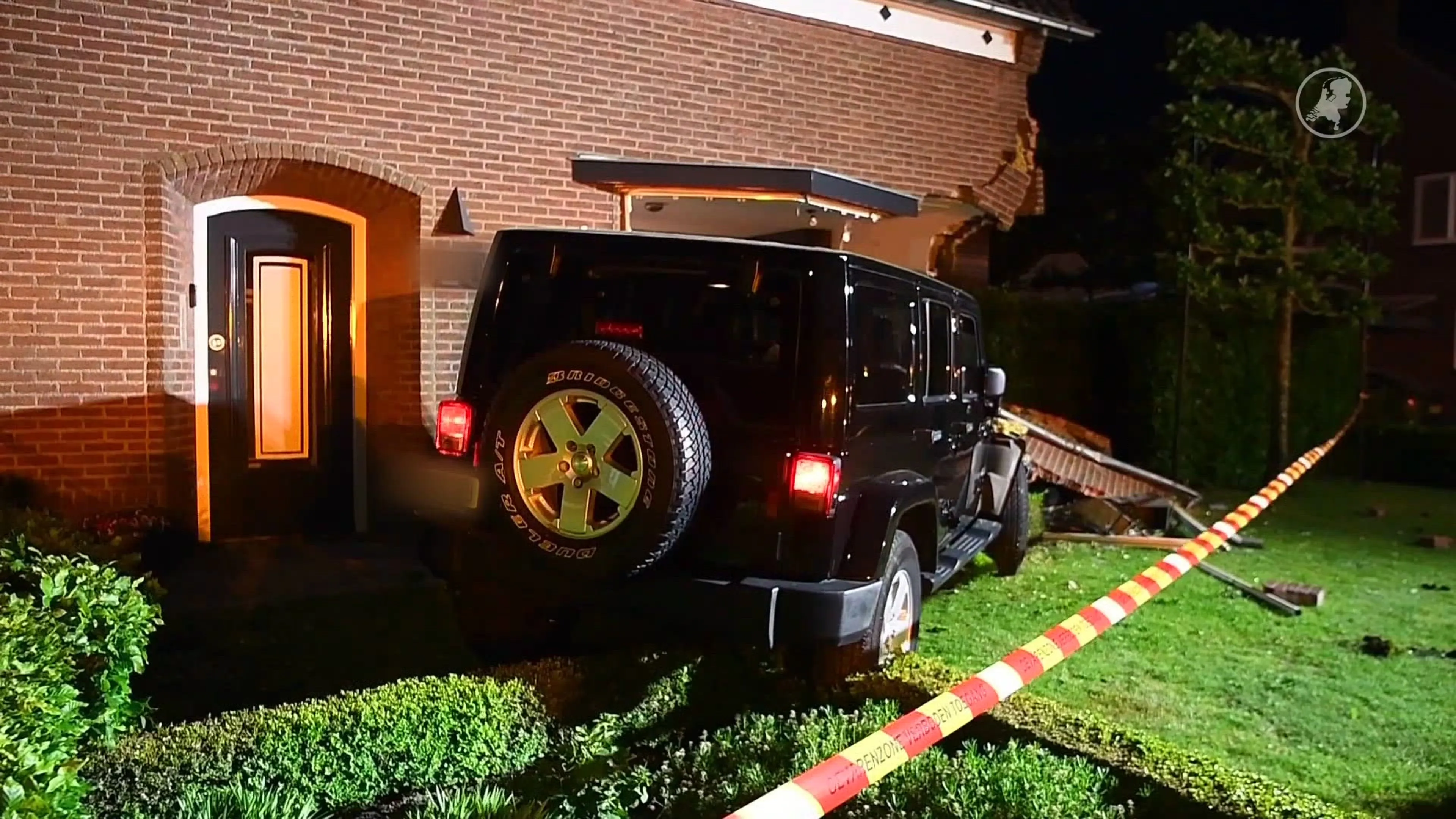 Auto ramt gevel van woning in Budel