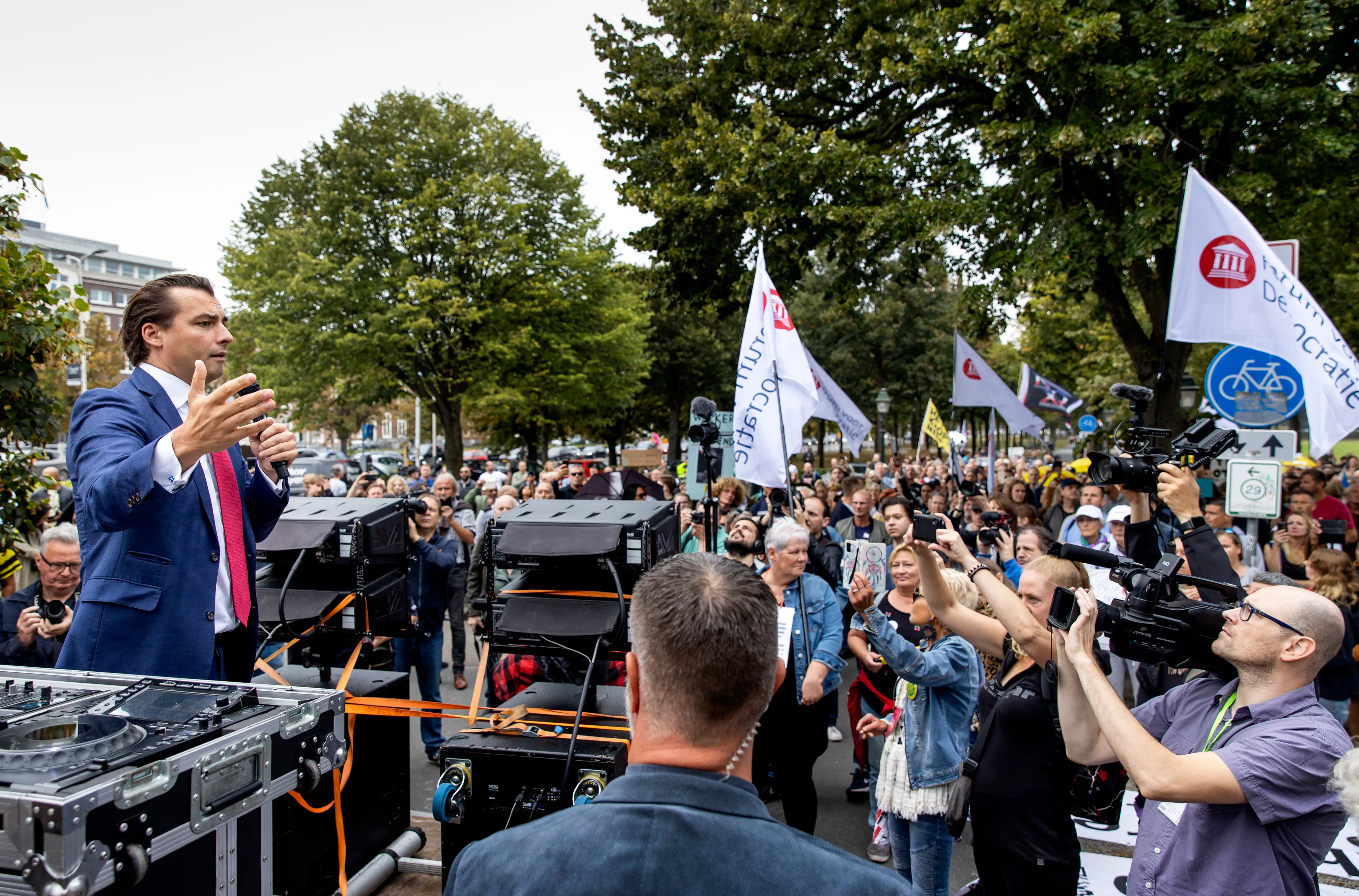 Honderden betogers tegen coronapas in Den Haag de straat op