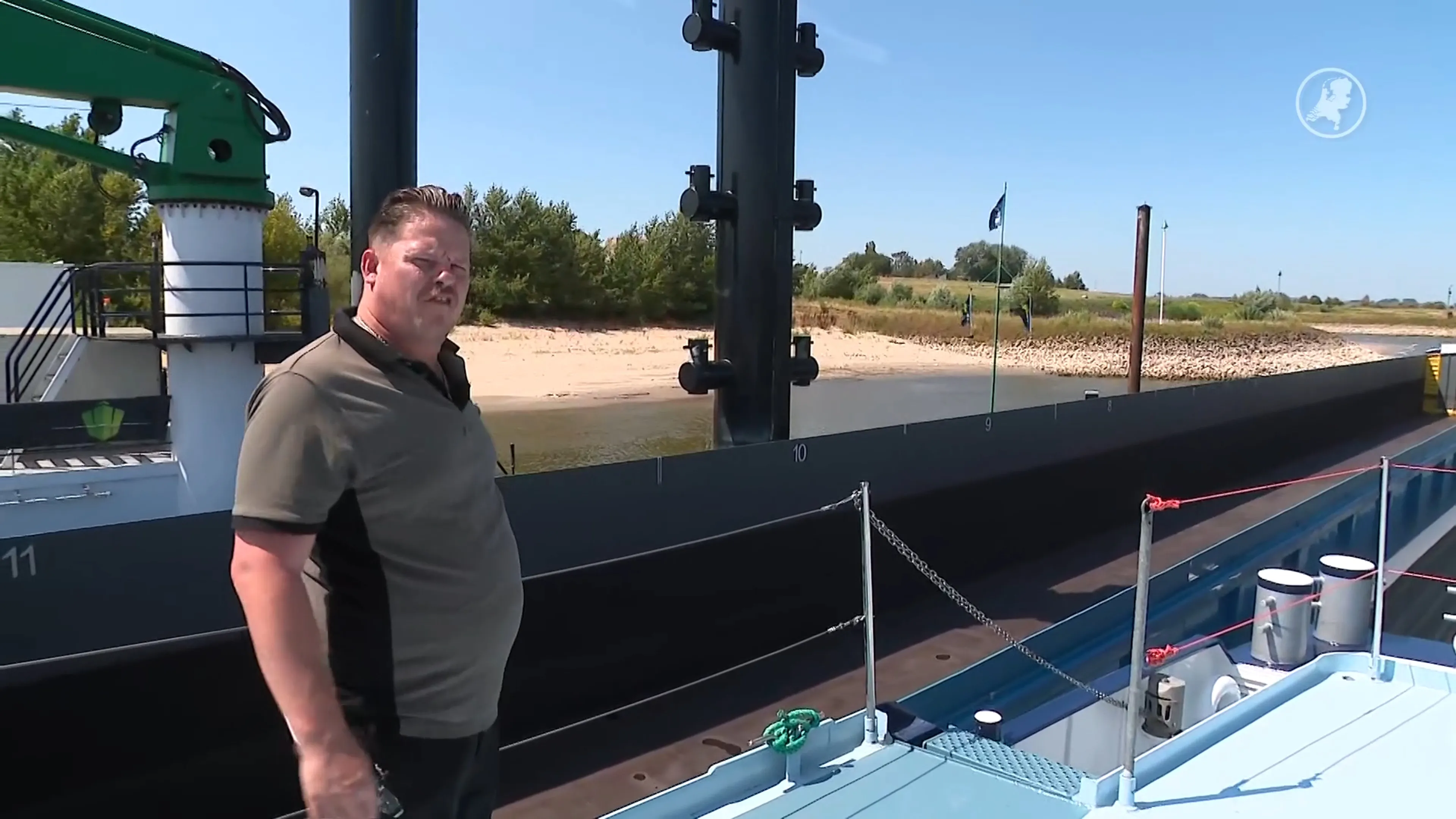 Binnenvaartschipper Patrick Aldenzee en zijn collega's hebben last van extreem laagwater