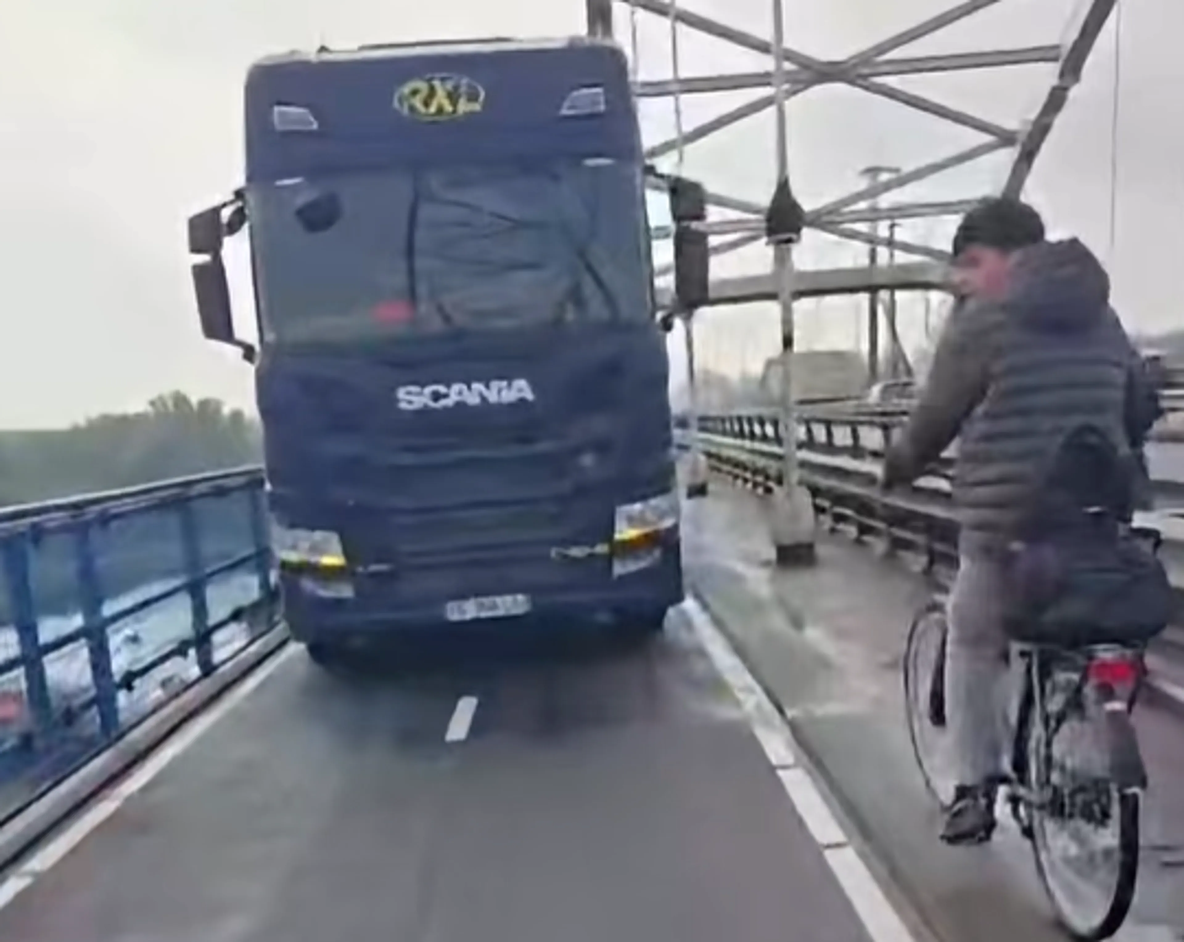 Gevaarlijk: vrachtwagenchauffeur komt op fietspad terecht op Merwedebrug