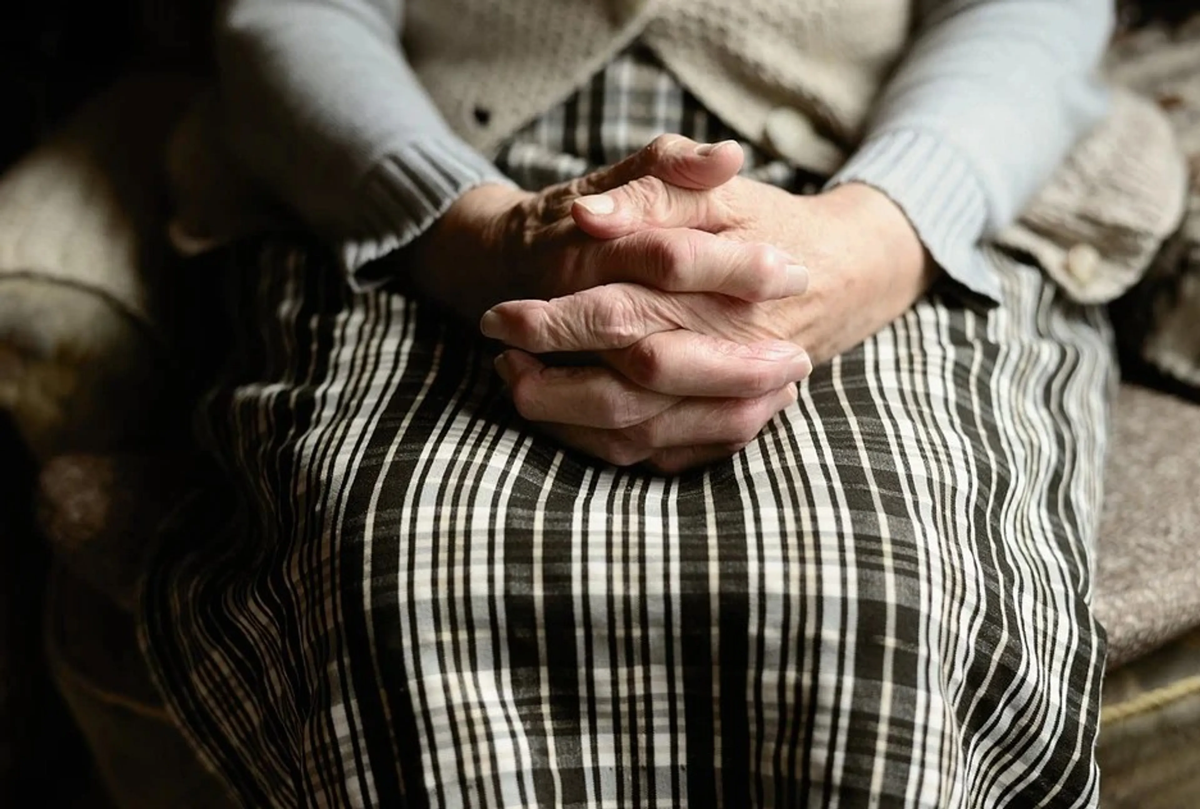 Bejaarde vrouw (88) gewond na poging tot gewelddadige straatroof, dader gevlucht