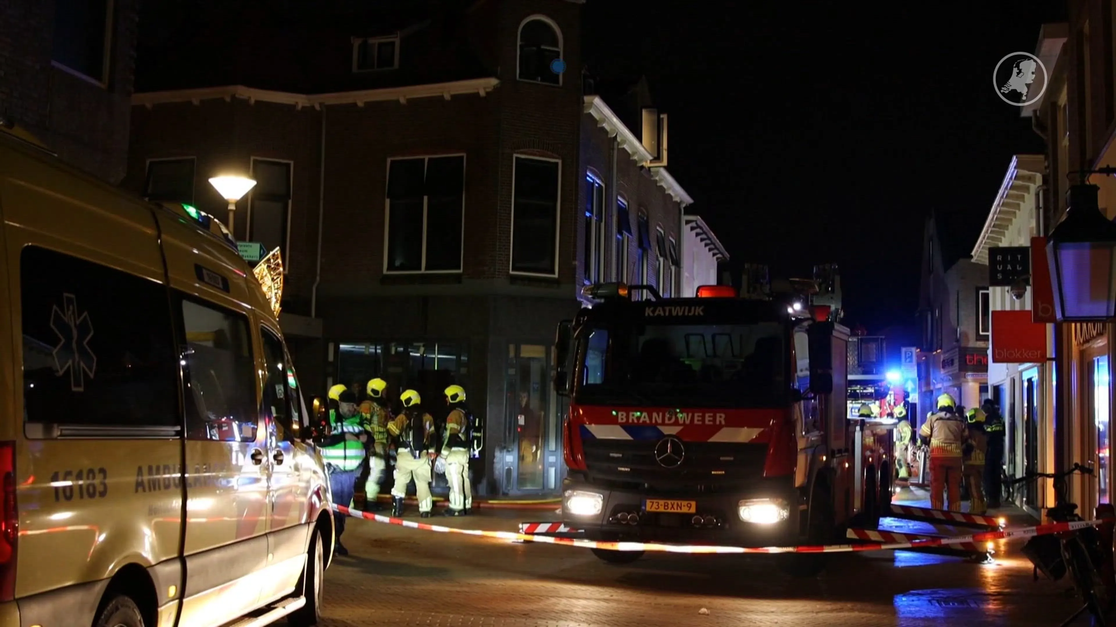Video: bewoner Katwijk hangt aan gordijn uit kapotgeslagen raam bij grote brand Katwijk