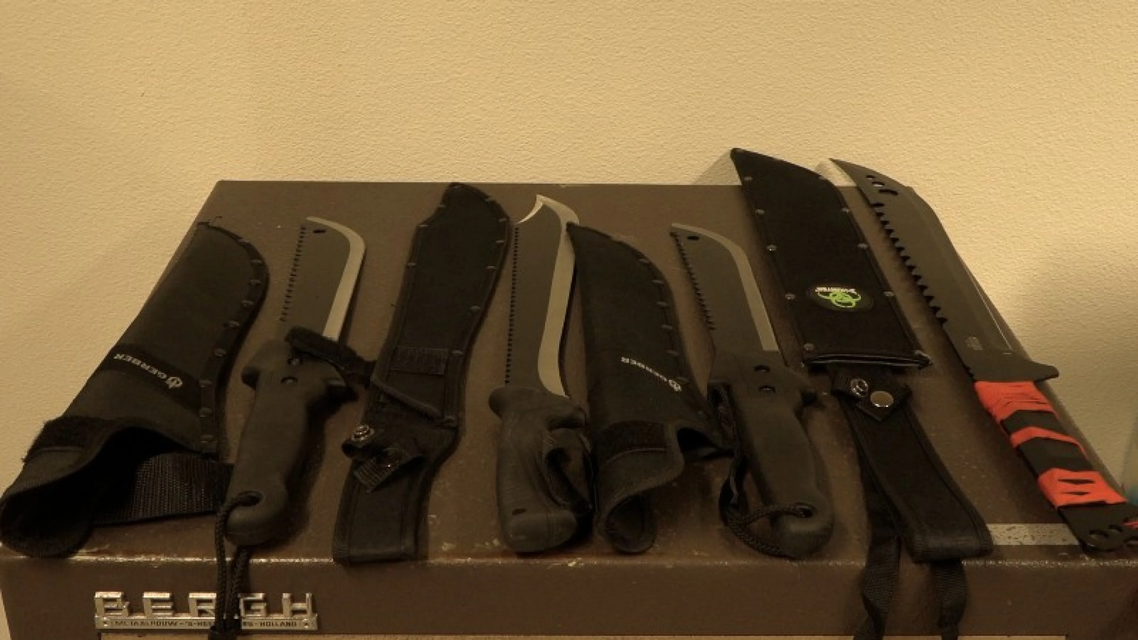 Vier minderjarigen opgepakt met kolossale machetes in Amsterdam