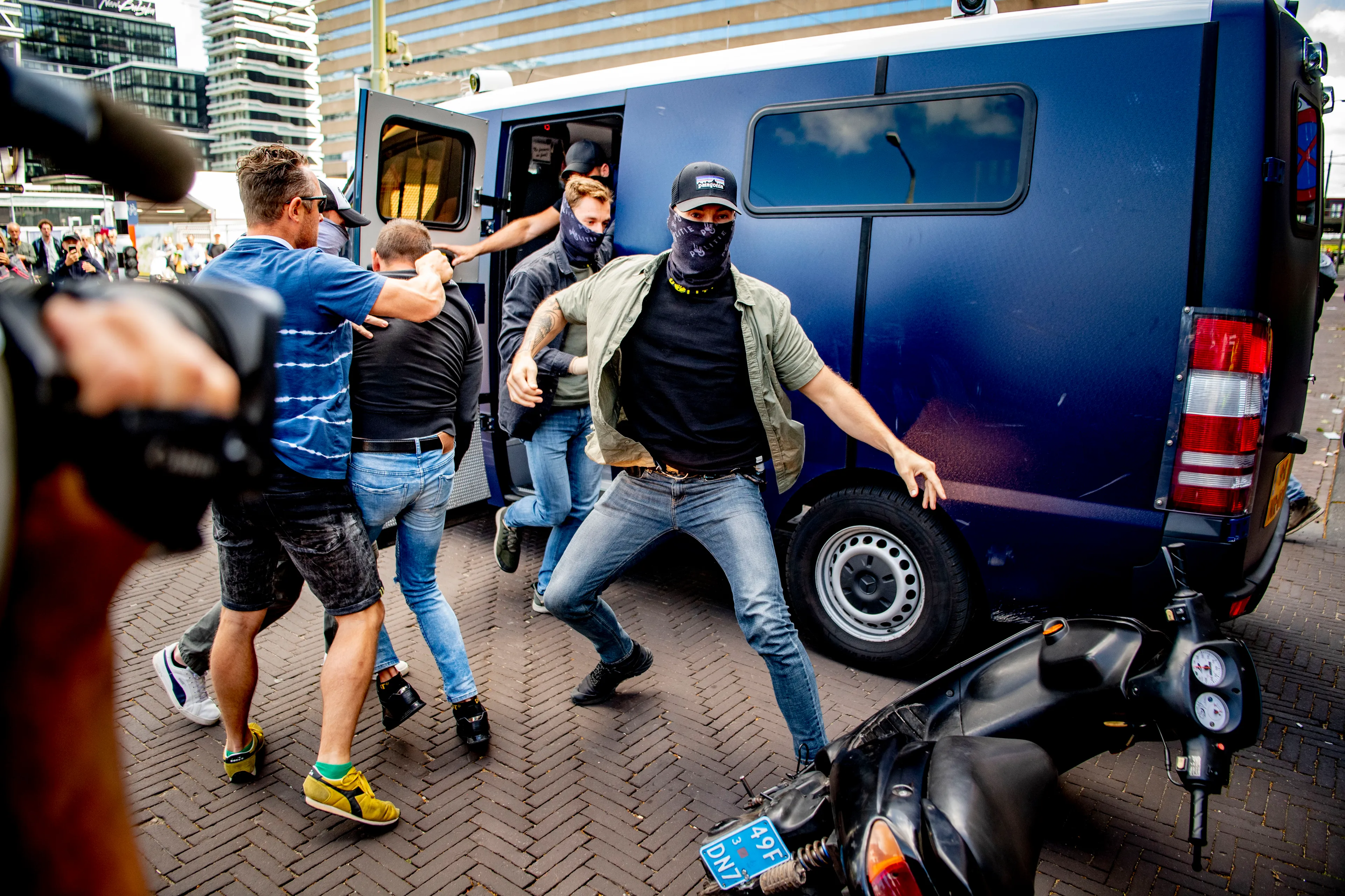Politie gaat beelden relschoppers op Malieveld vrijgeven