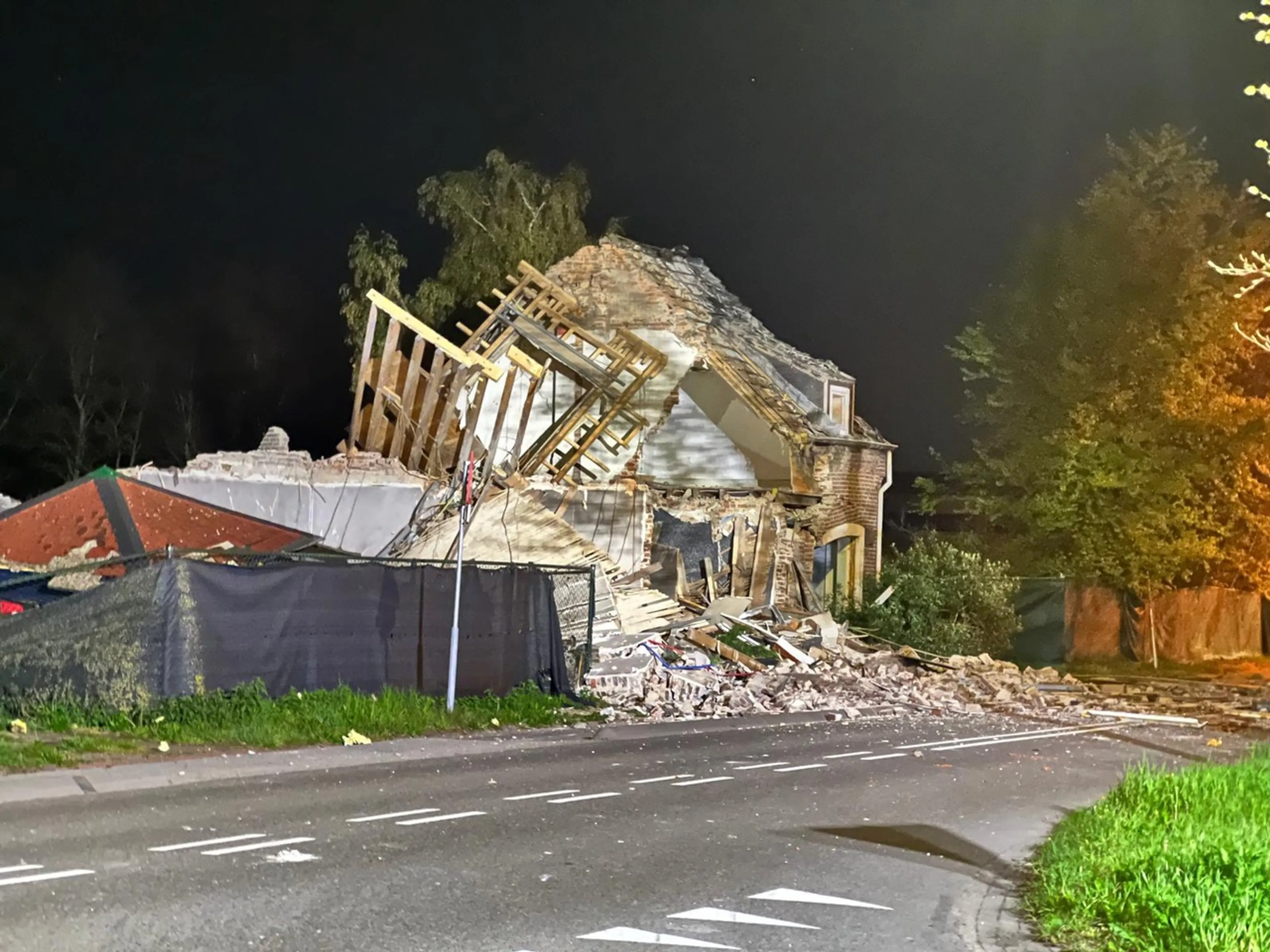 Explosie verwoest complete woning in Roermond: brandweer zoekt slachtoffers