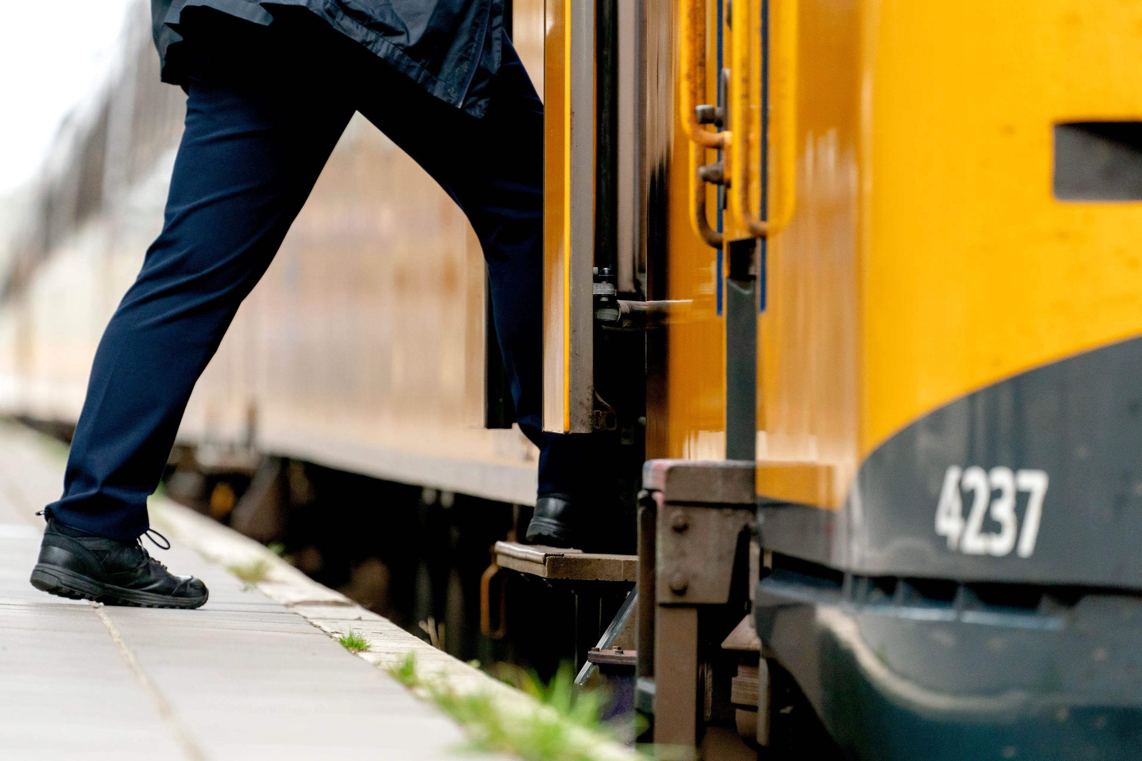 Man mishandelt treinreizigster omdat ze haar mondkapje niet goed droeg