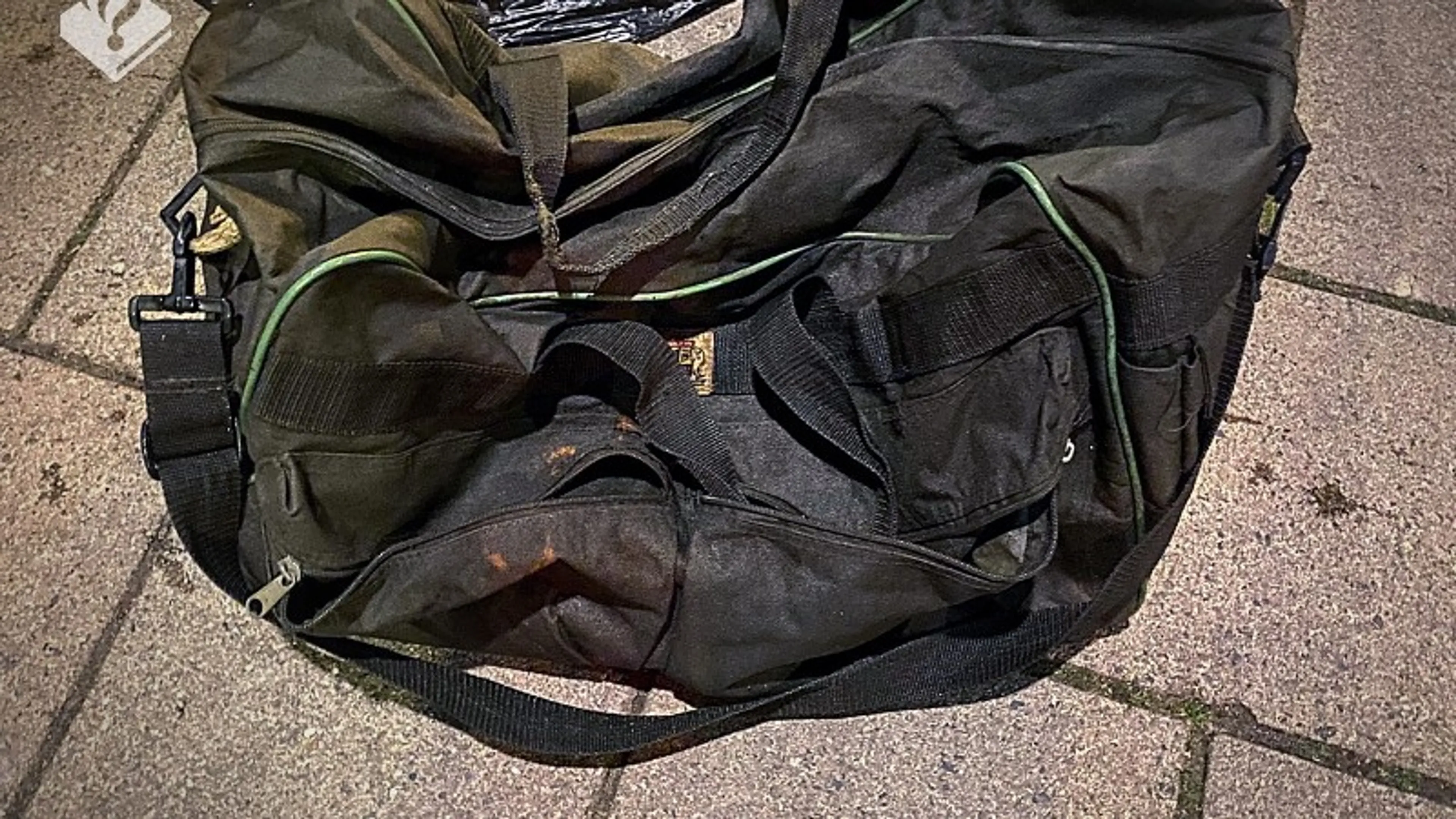 Politie vist verzwaarde tas met dode kat uit het water in Amsterdam