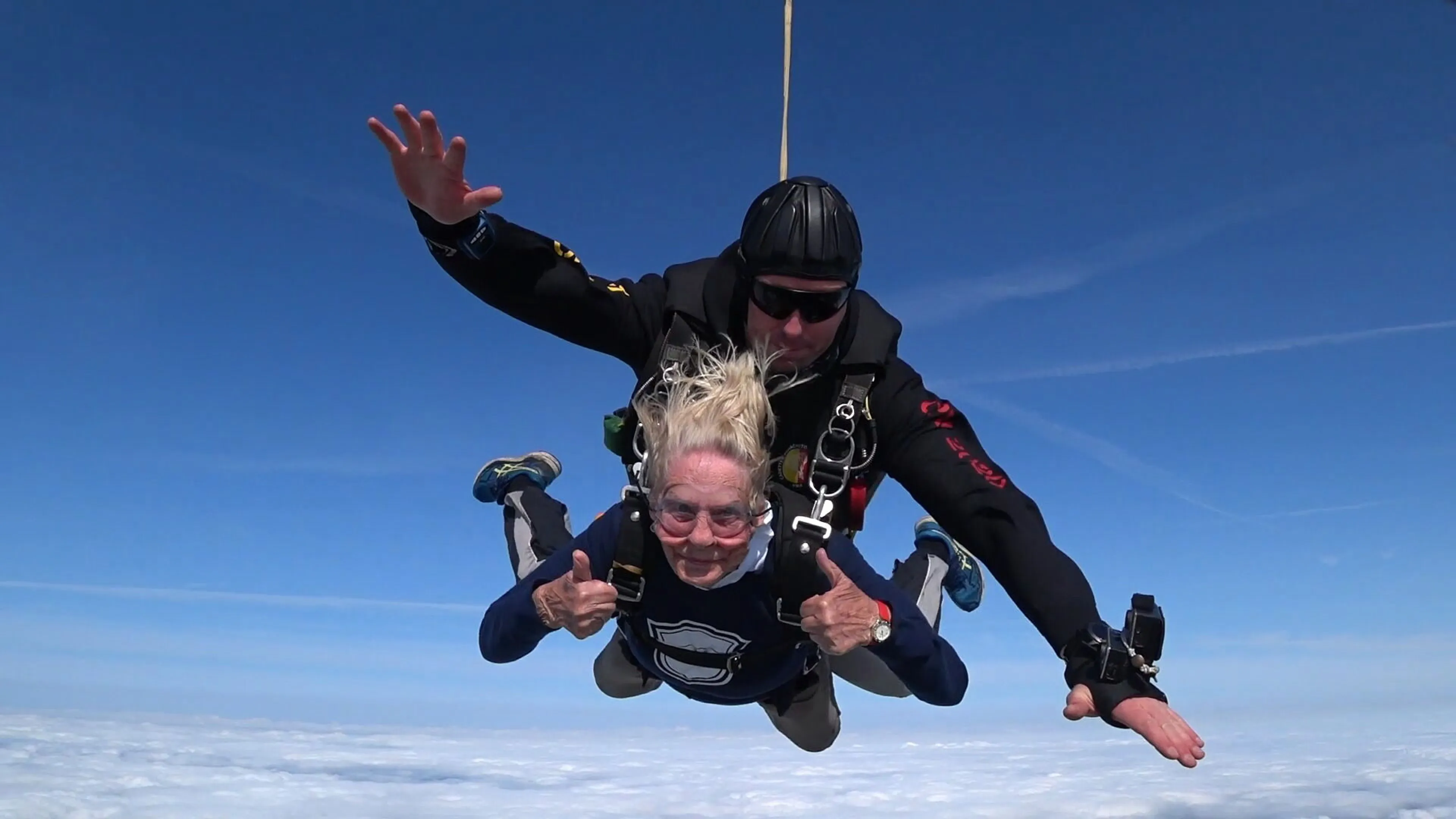 Nelly (92) maakt parachutesprong om geld in te zamelen voor veteranen