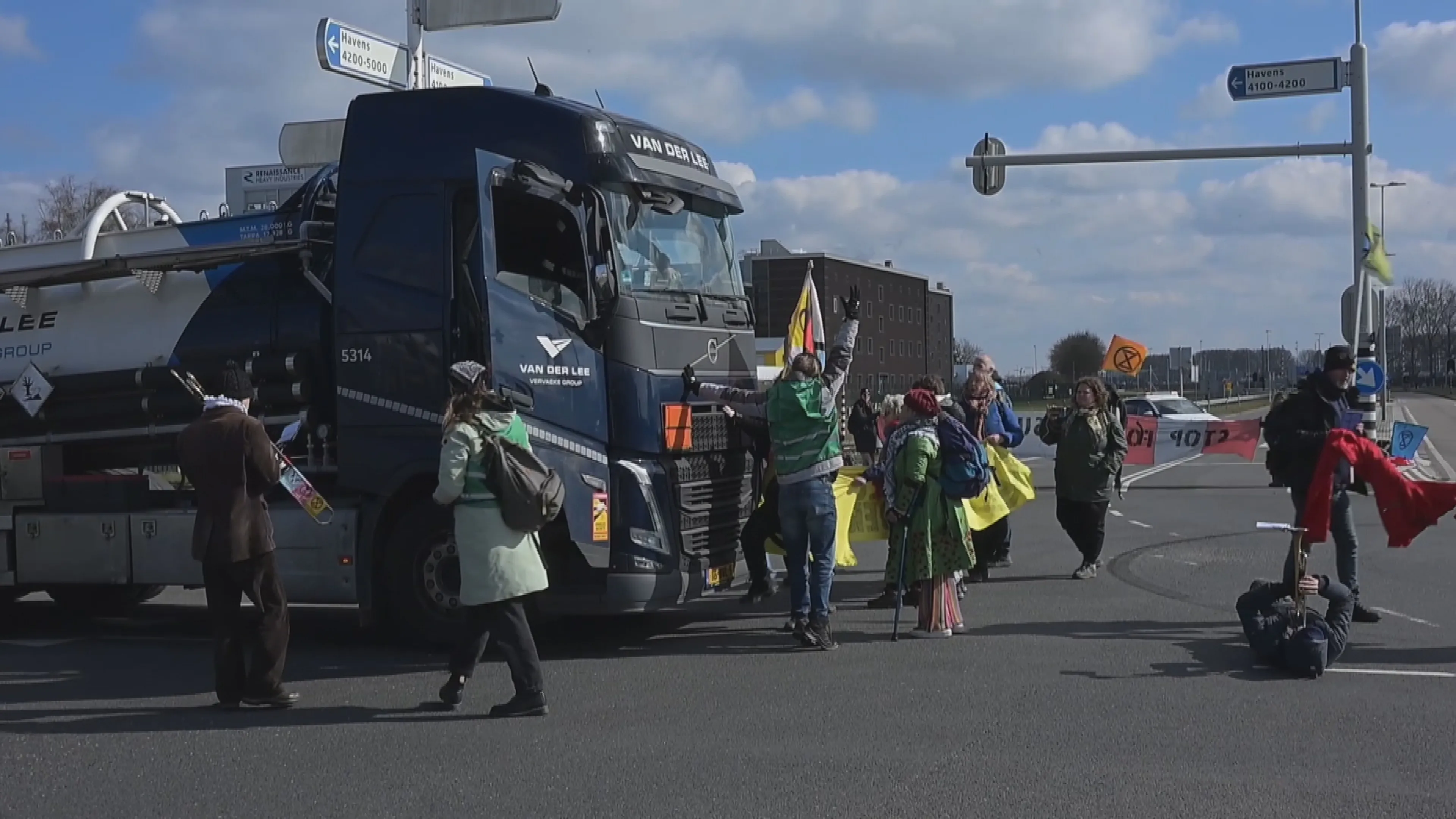 Muziekmakende XR-activisten blokkeren weg bij Rotterdamse haven